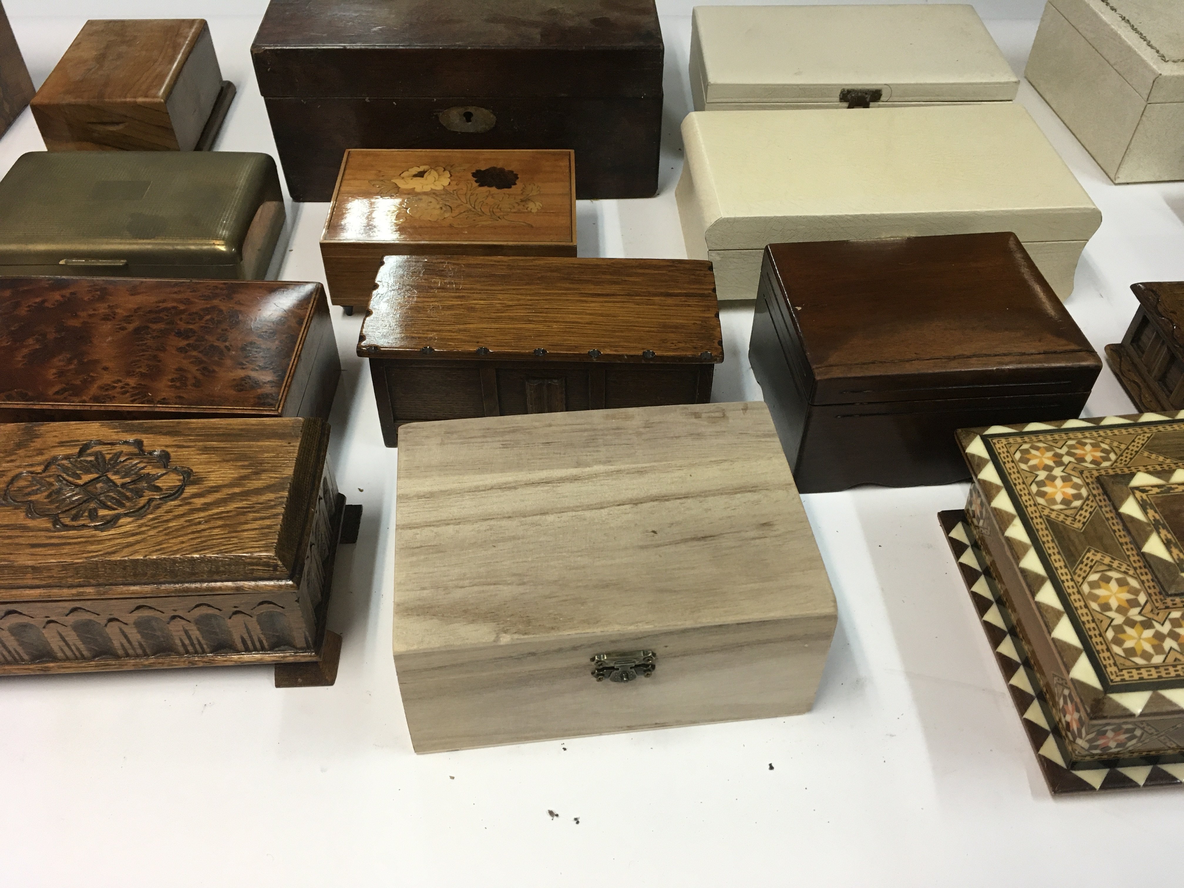 A collection of various music boxes and cigarette - Bild 4 aus 4