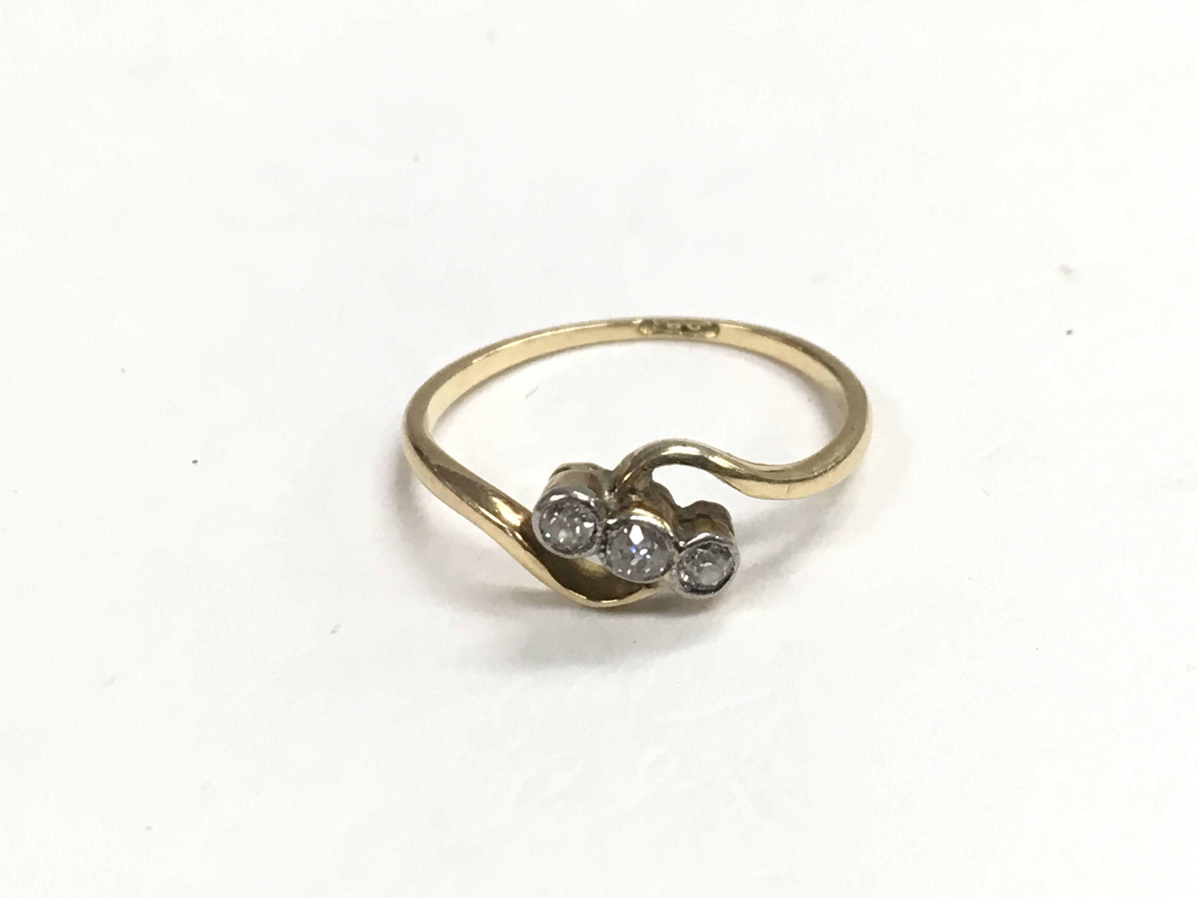 A 9ct gold three stone diamond ring, approx 1.7g a