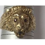 A 9 ct gold ring in the form of a lions head size