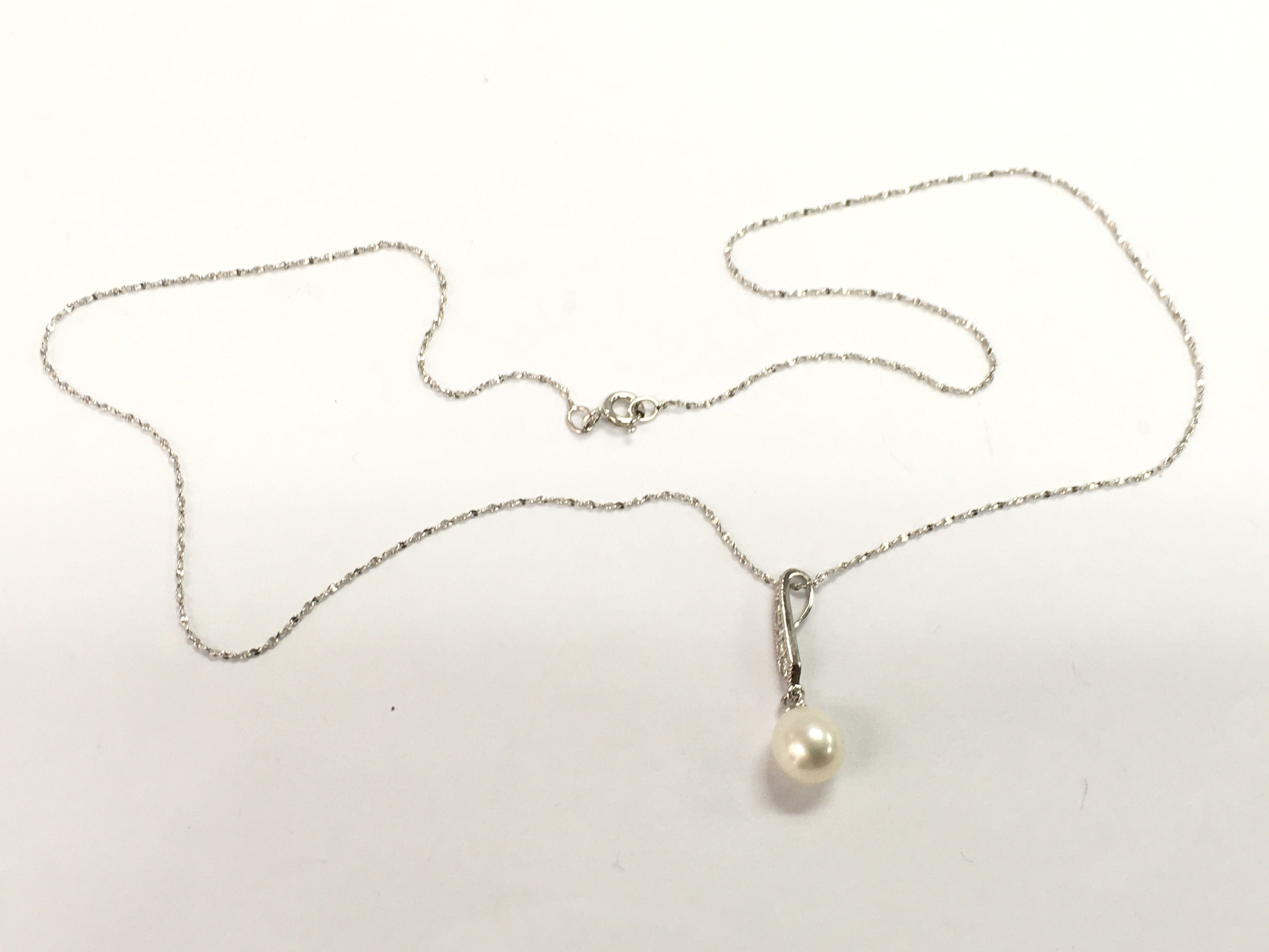 A 9ct white gold necklace with a pearl pendant, ap