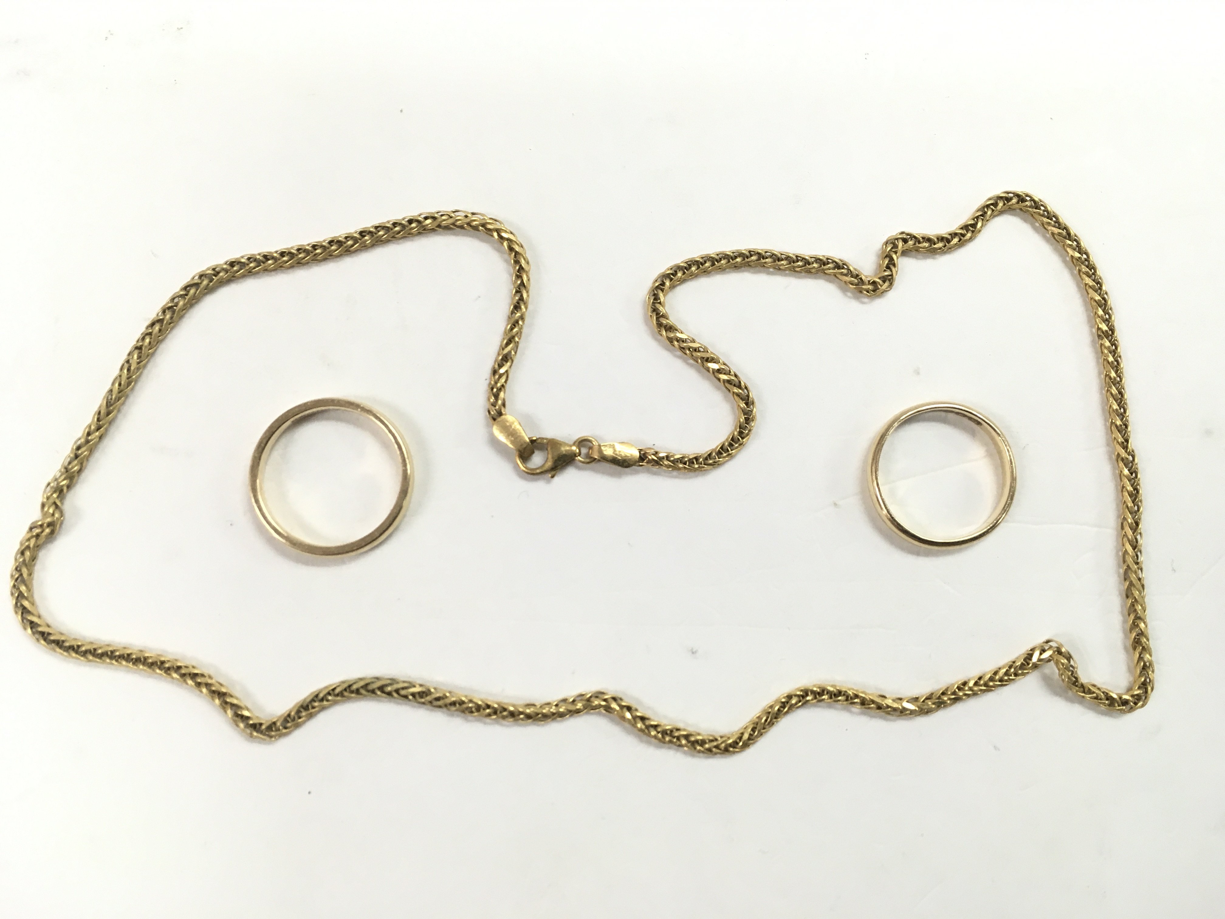 Two 9ct gold bands and a 9ct gold chain (3), appro