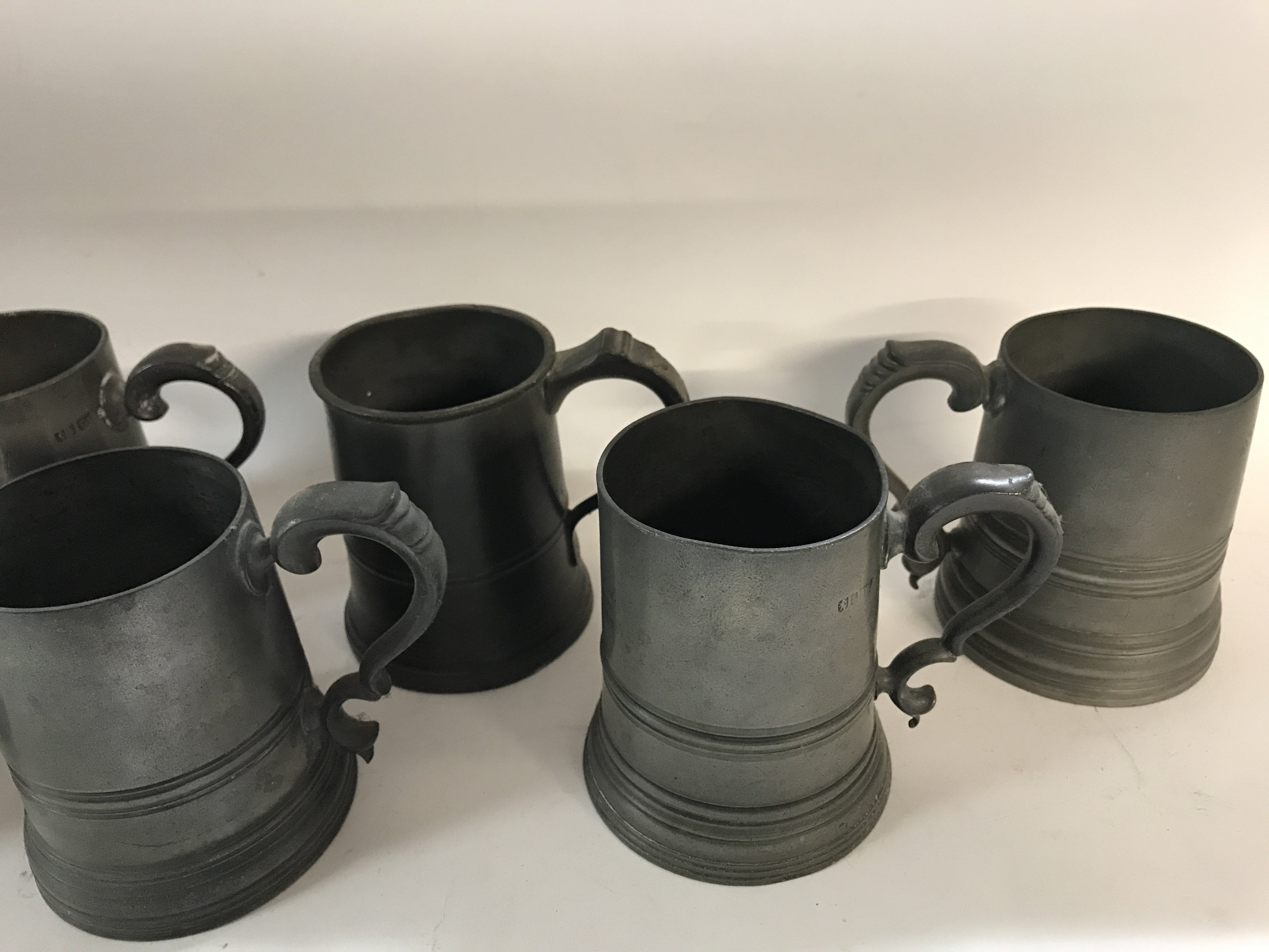 Collection of 19th century and earlier pewter mugs - Image 3 of 5