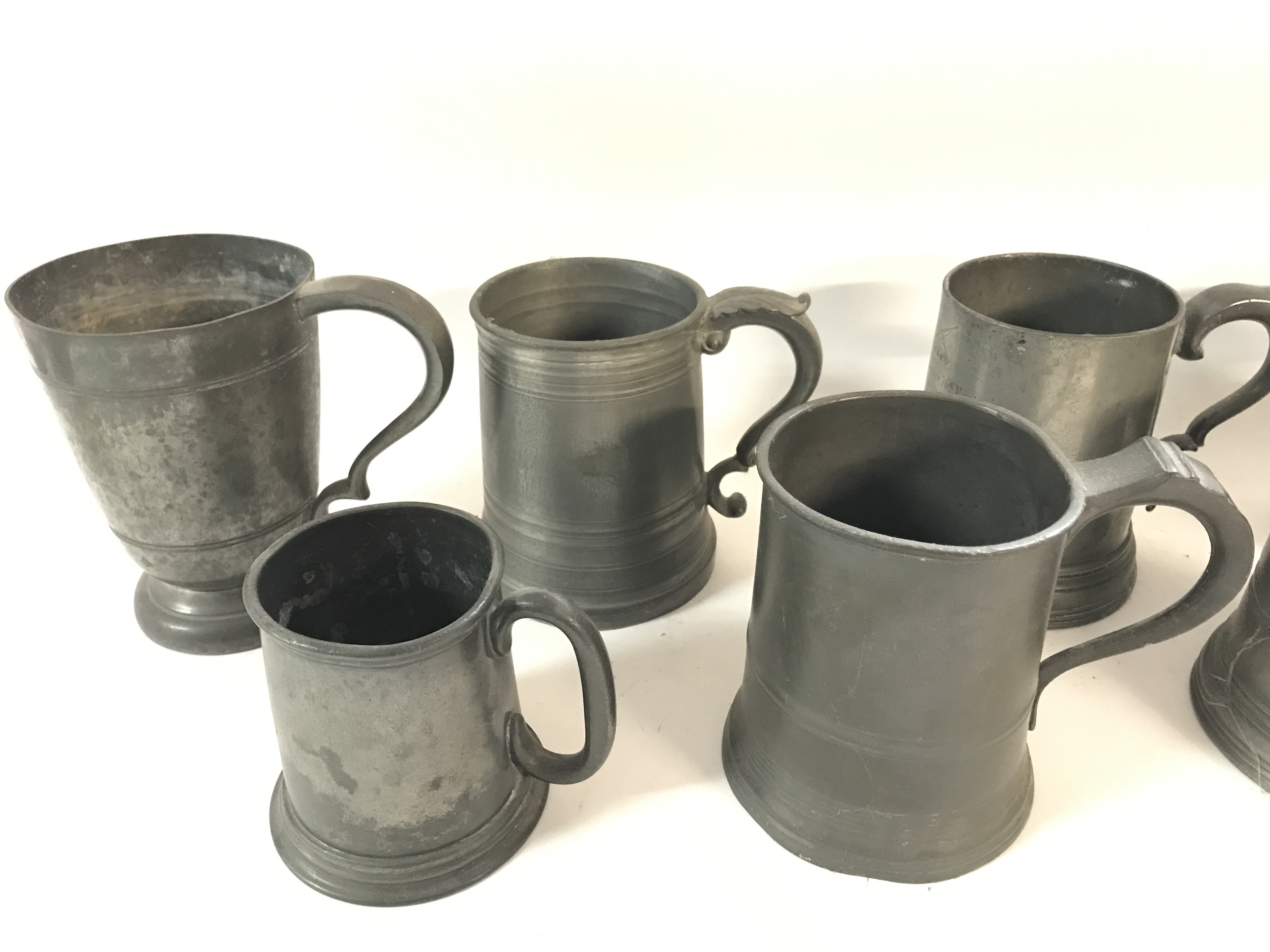 Collection of 19th century and earlier pewter mugs - Image 2 of 5