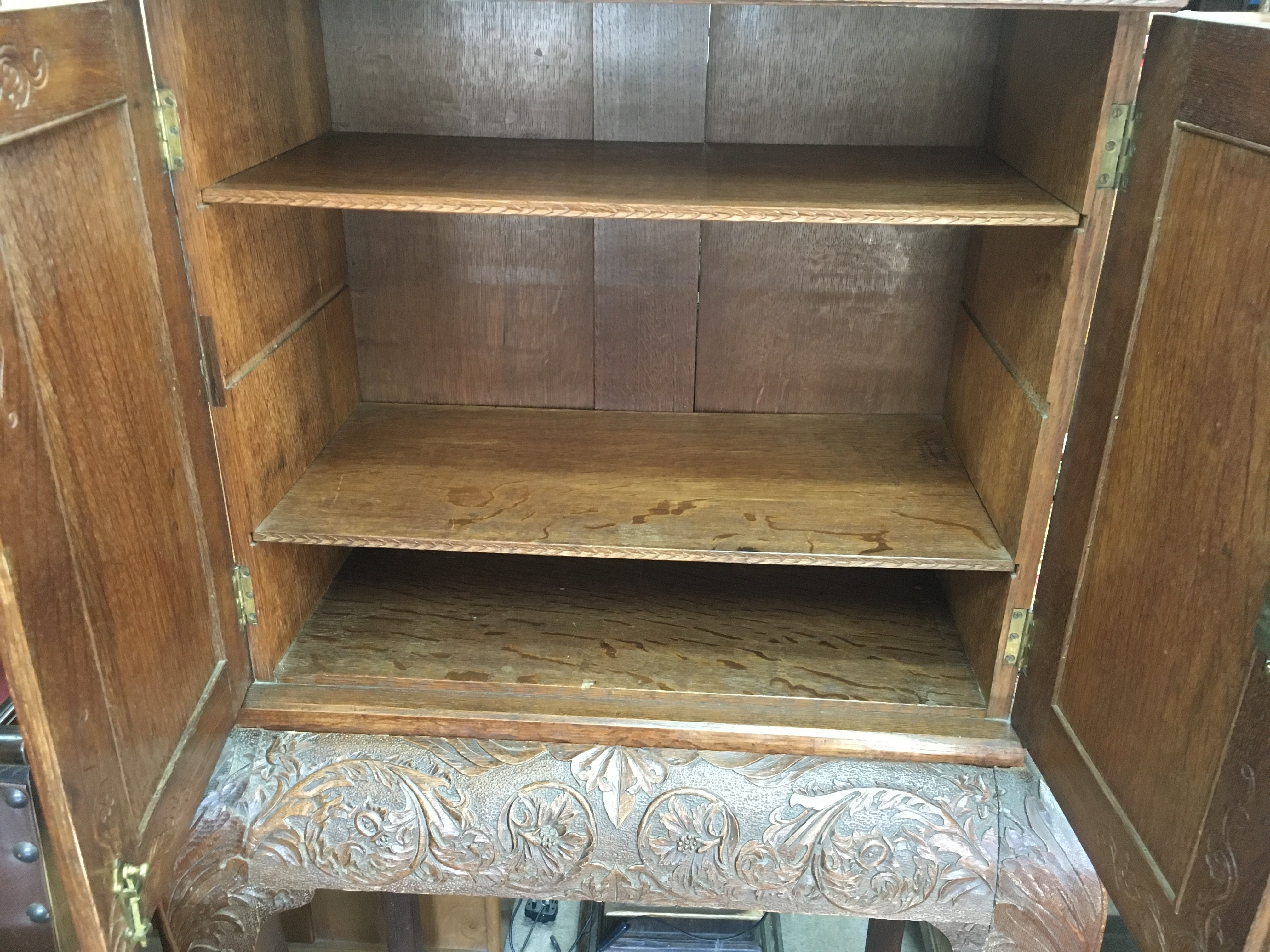 A oak oak cabinet The pair of carved doors enclosi - Image 3 of 6