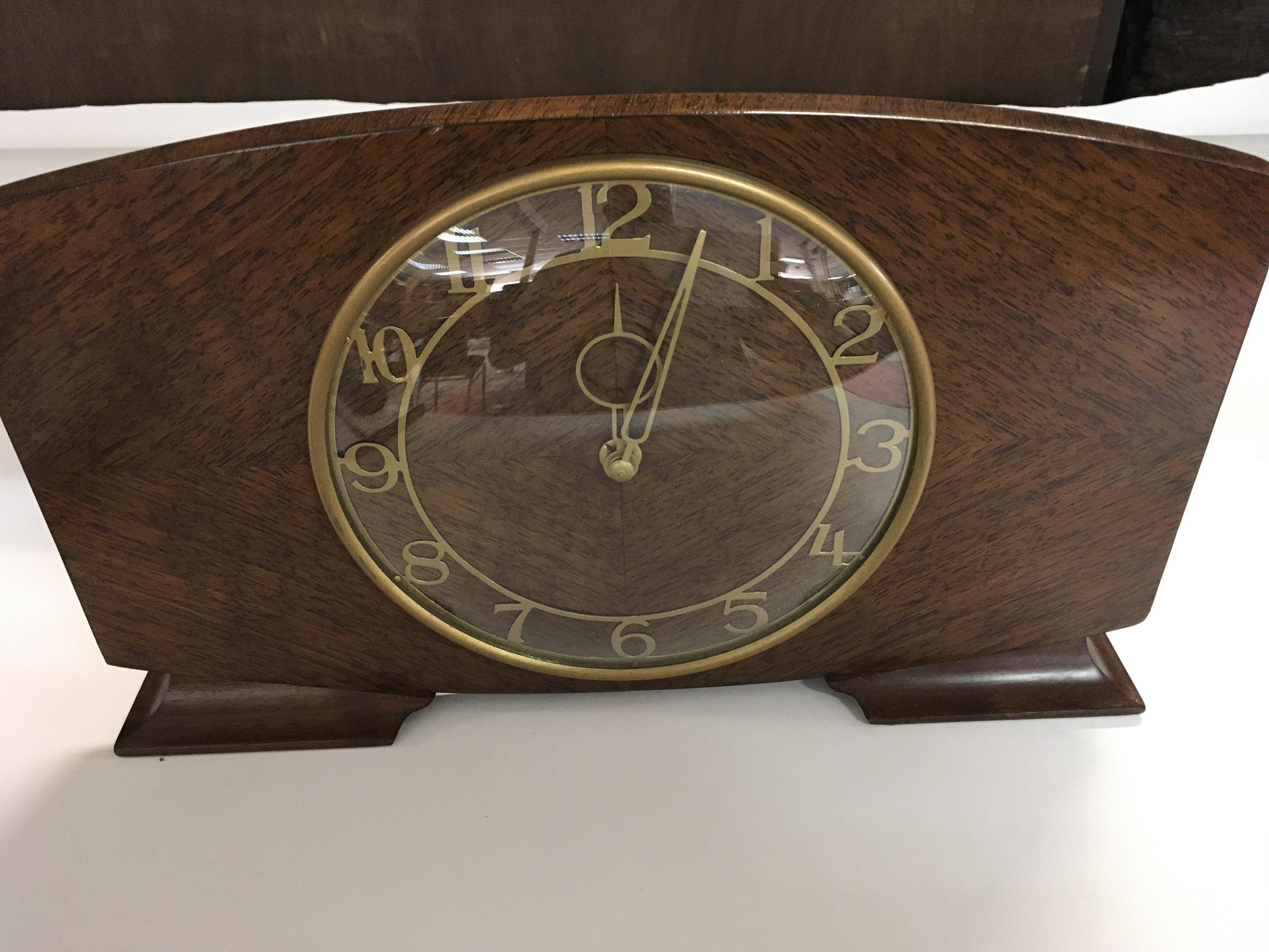 A 1930s Walnut Veneer Mantle Clock NO RESERVE - Image 2 of 3