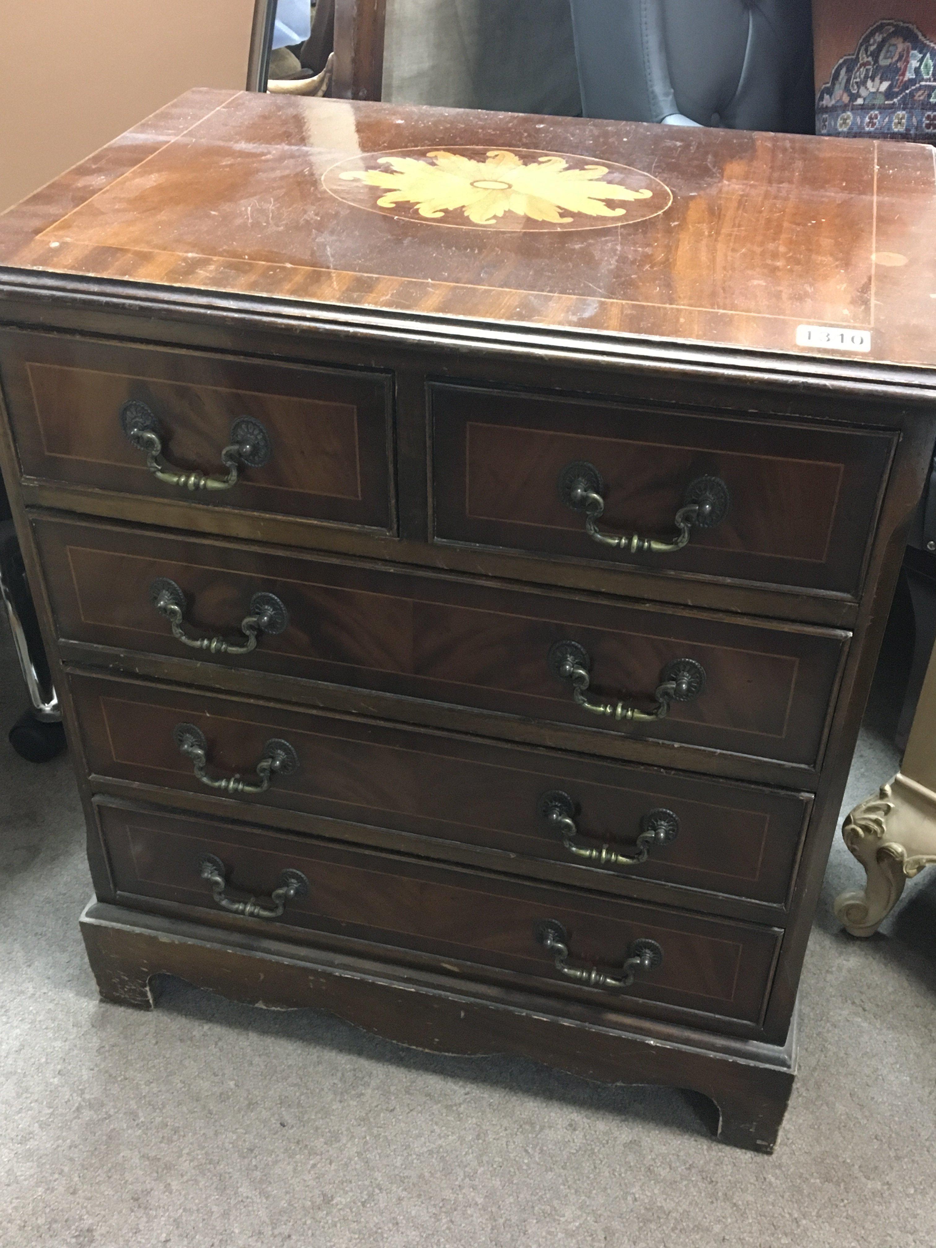 A 20th century small mahogany chest of drawers fit