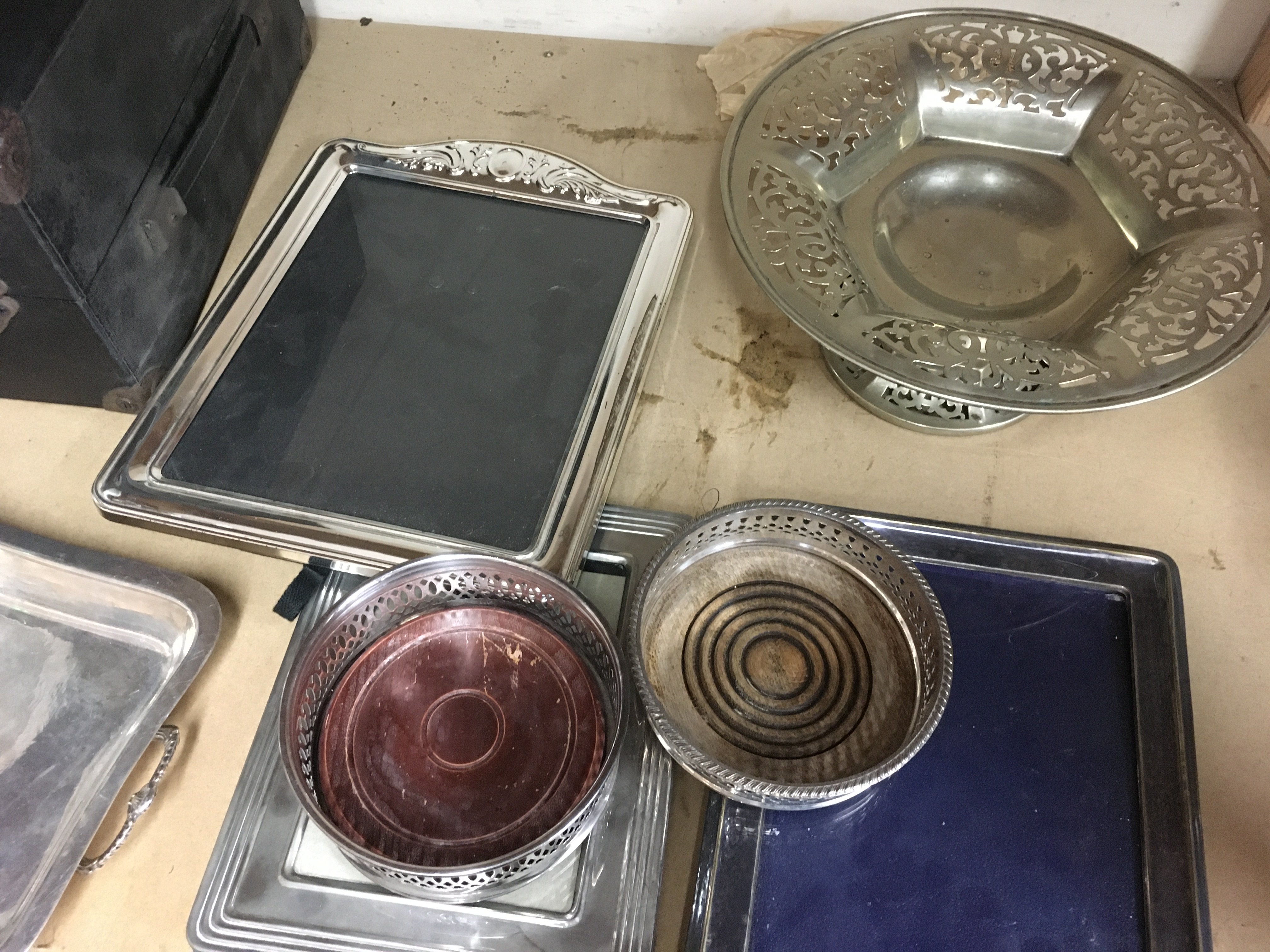 A box of silver plated ware and plated photo fames - Image 3 of 3