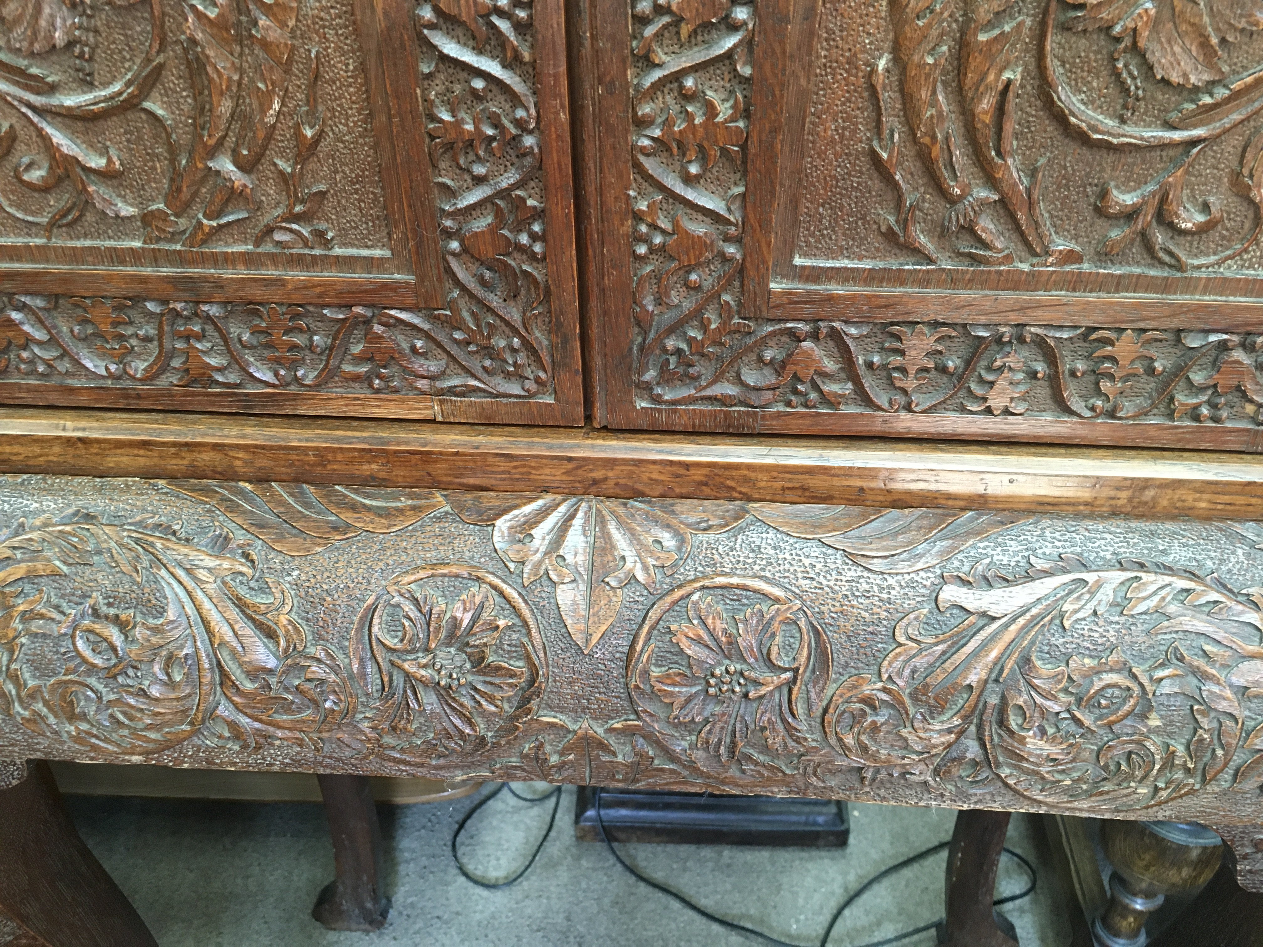 A oak oak cabinet The pair of carved doors enclosi - Image 4 of 6