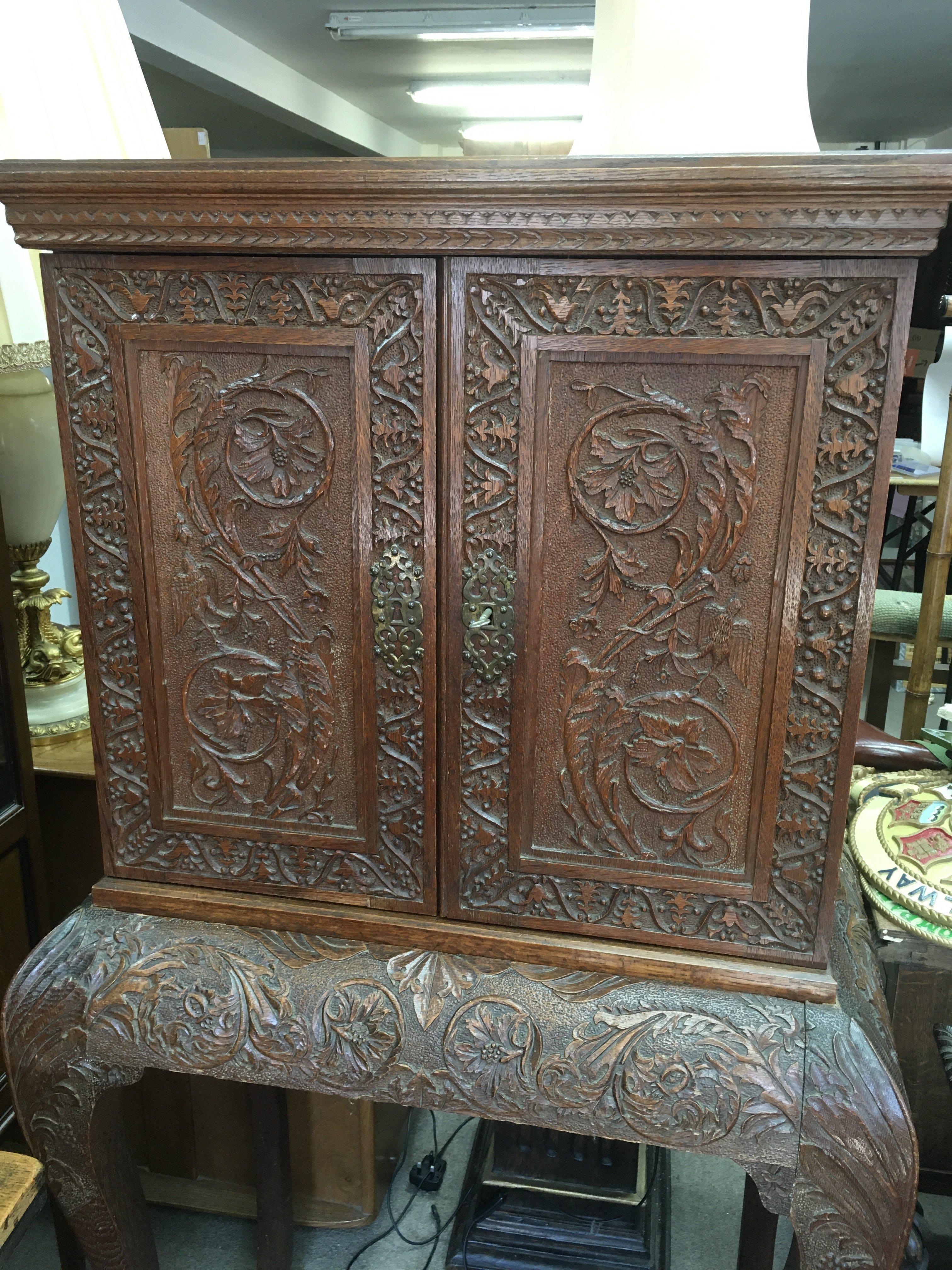 A oak oak cabinet The pair of carved doors enclosi - Image 2 of 6