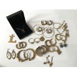 Large collection 9ct gold earrings. Approx 61.4