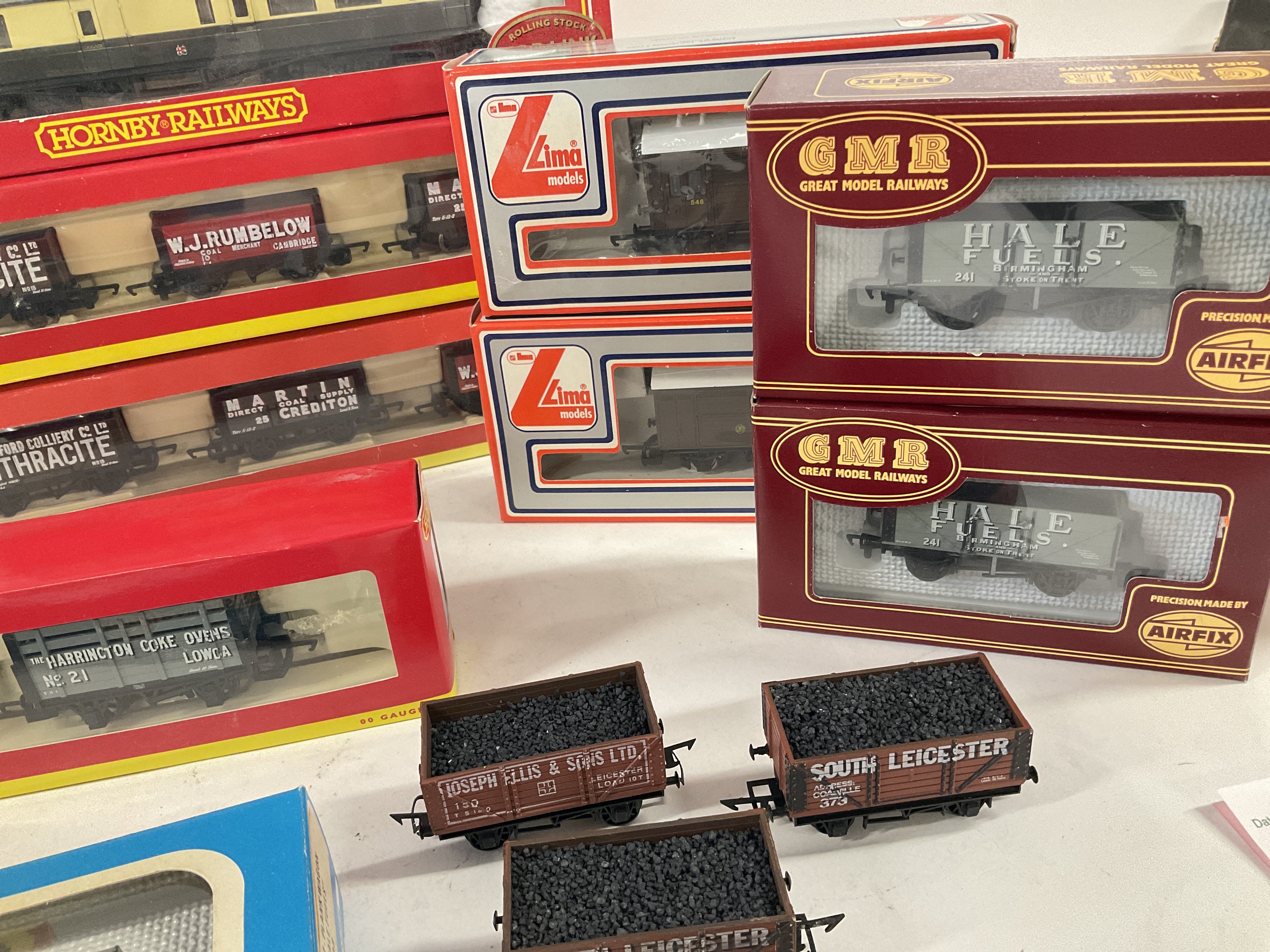 A Box Containing 00 Gauge Rolling Stock, Boxed And Loose. - Image 3 of 3
