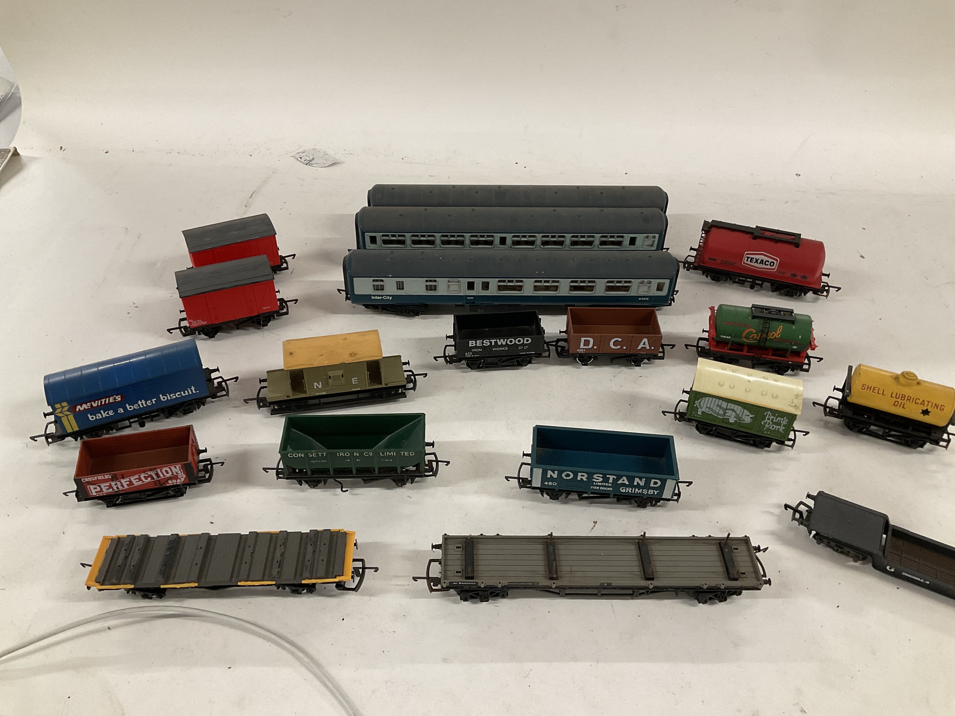 Collection of loose railway wagons and coaches 19 in total 00gauge