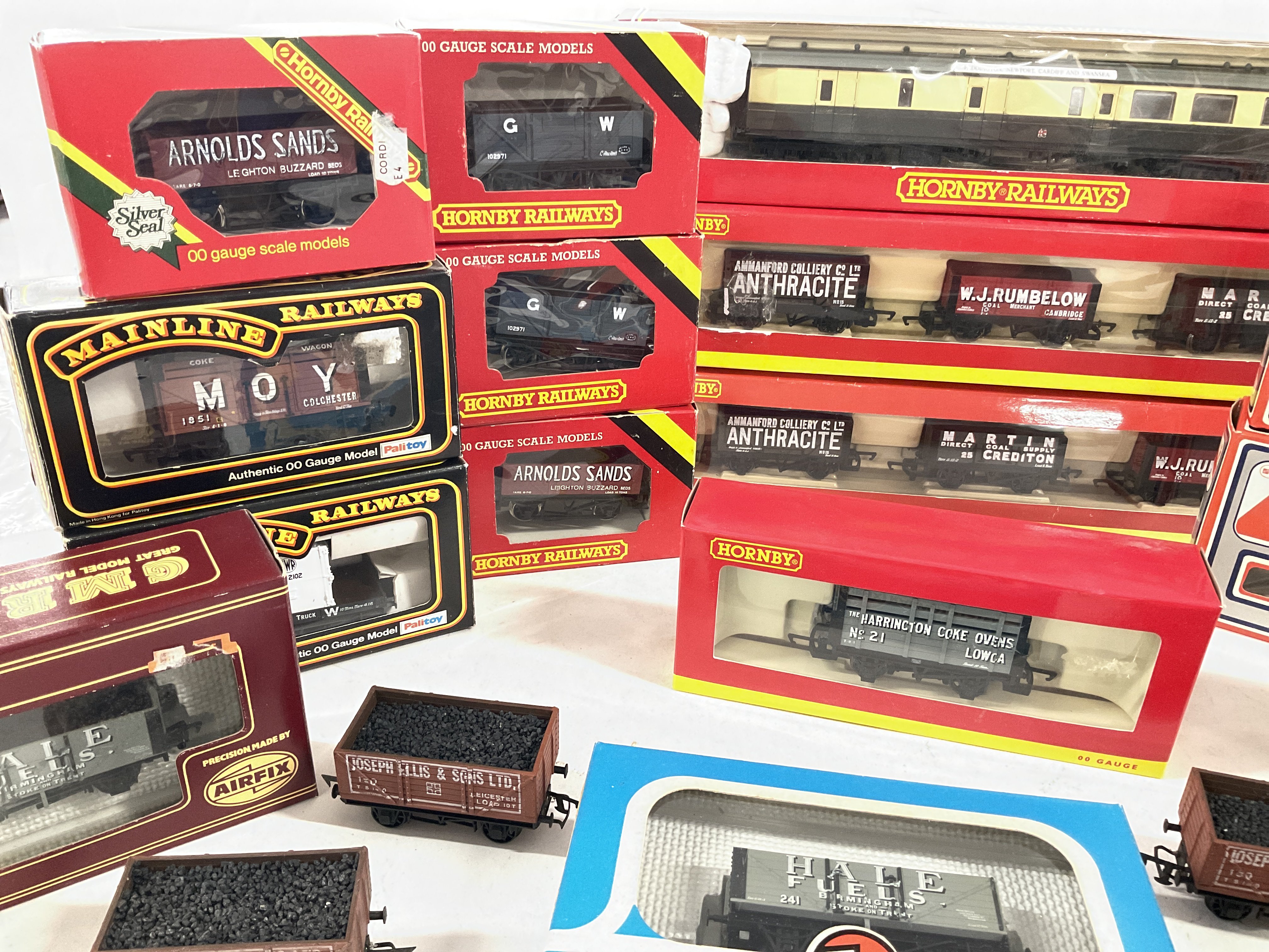 A Box Containing 00 Gauge Rolling Stock, Boxed And Loose. - Image 2 of 3