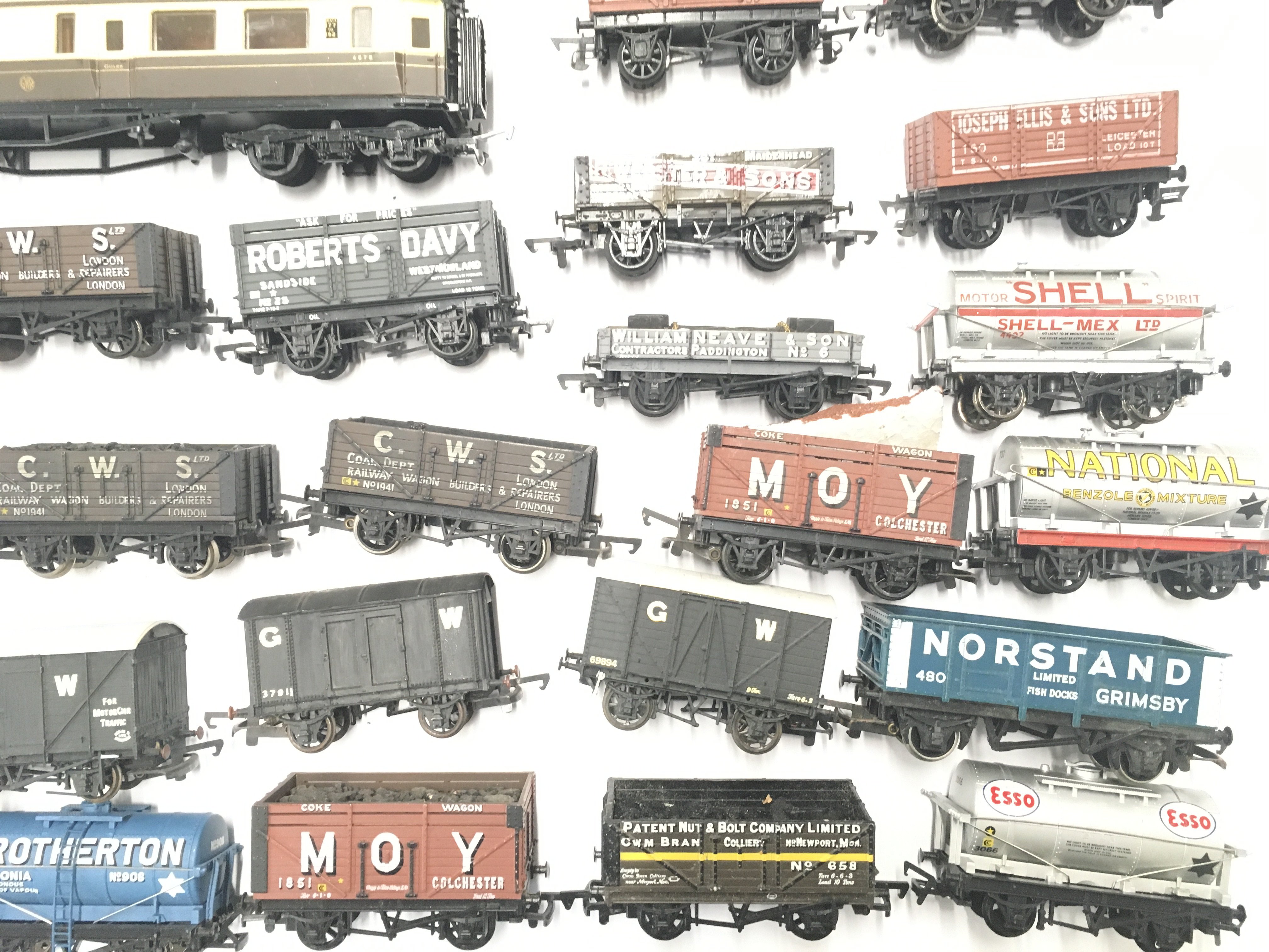 A Box Containing a Collection of mostly 00 Gauge Rolling Stock. - Image 5 of 5