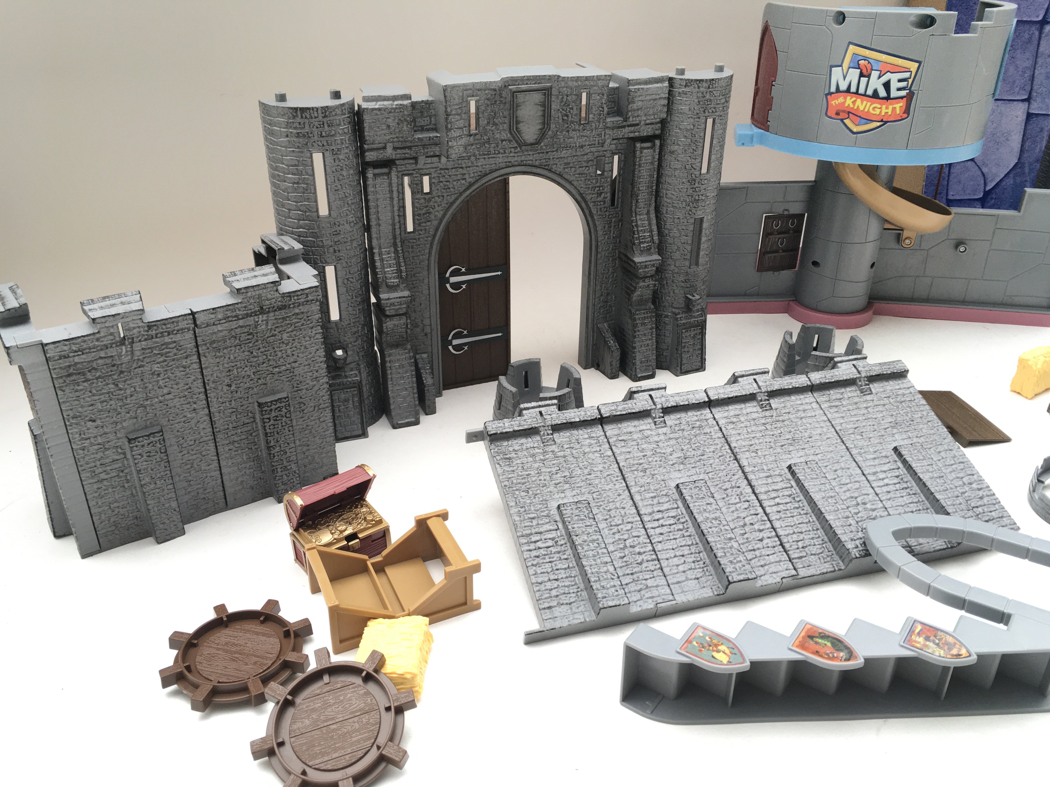 A kingdom of knight scene set and a part of mike the knight set. - Image 3 of 4