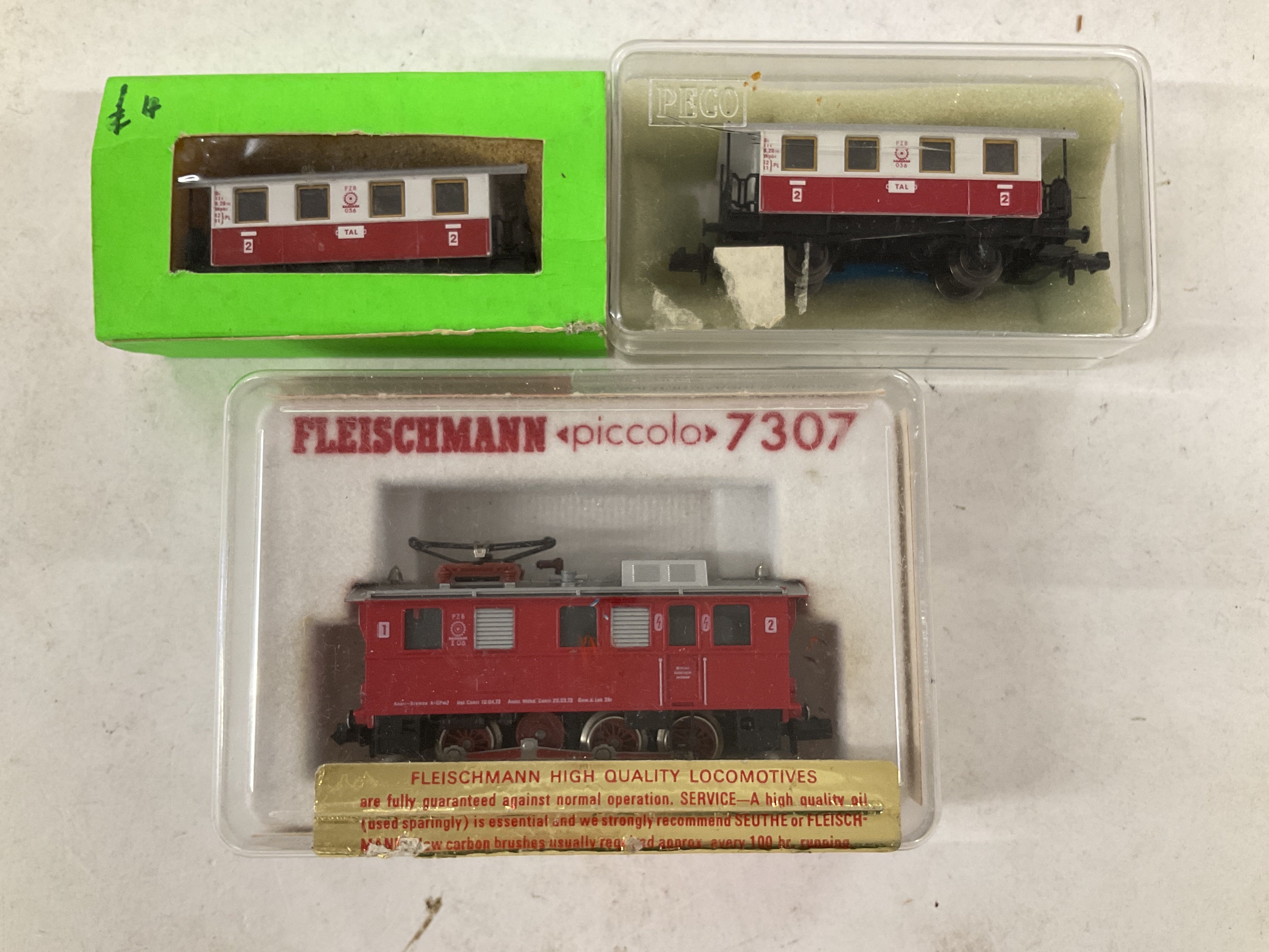 A Boxed Fleischmann Piccolo N Gauge Rack and 2 X Coaches.