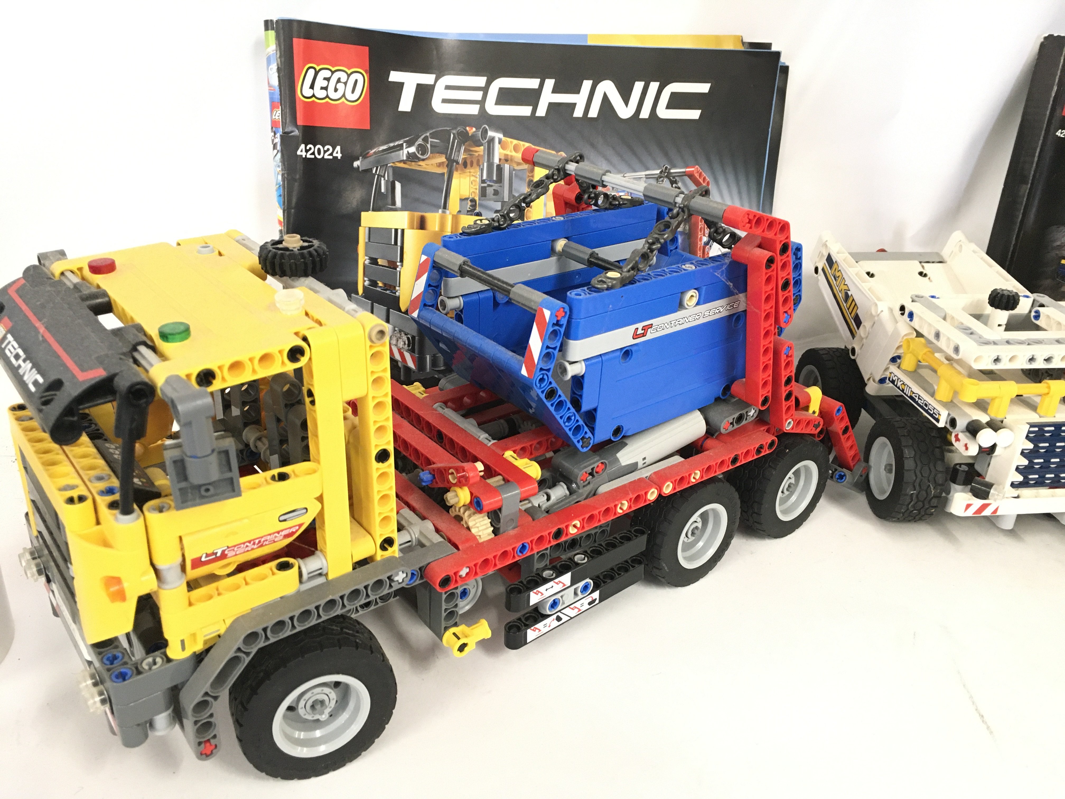 A Lego Technics Container Truck #42024 and a Bucke - Bild 2 aus 3