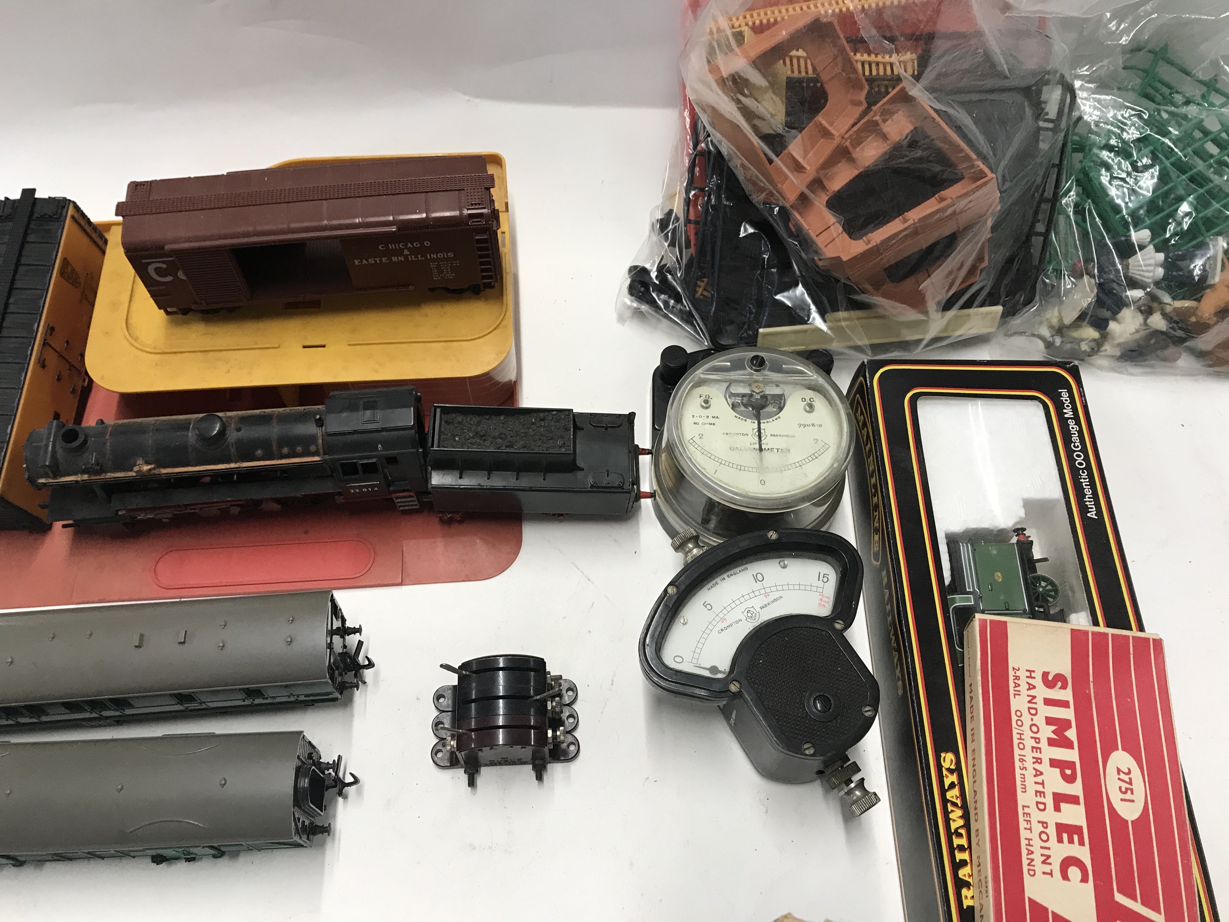 Collection of railway accessories including. Points. buildings. Meters. Mainline locomotive #54154 - Image 4 of 4