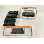 A Boxed N Gauge Fleischmann Track Cleaner. A Arnold Baggage Car and 4 Loose Carriages.