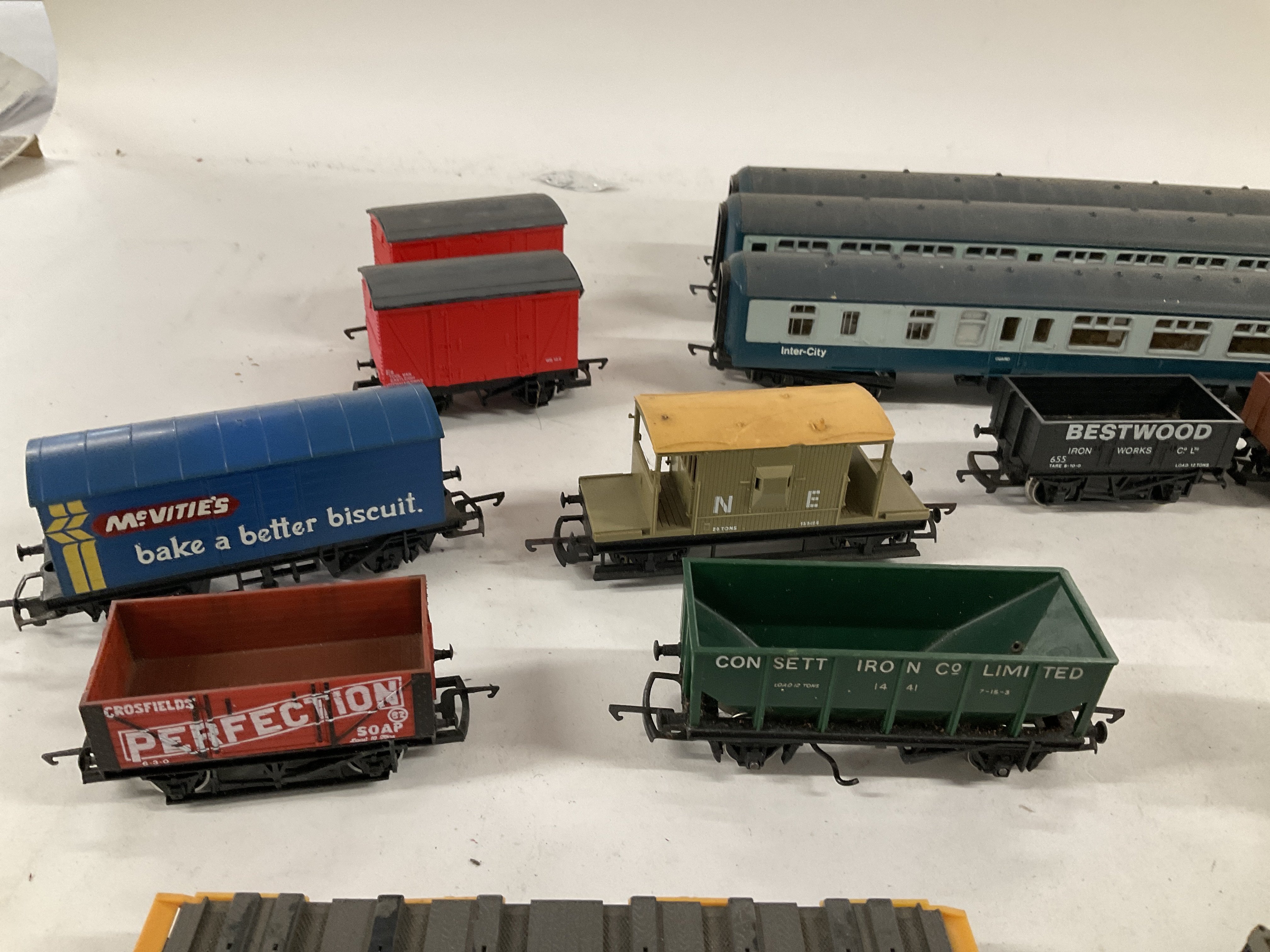 Collection of loose railway wagons and coaches 19 in total 00gauge - Image 3 of 3