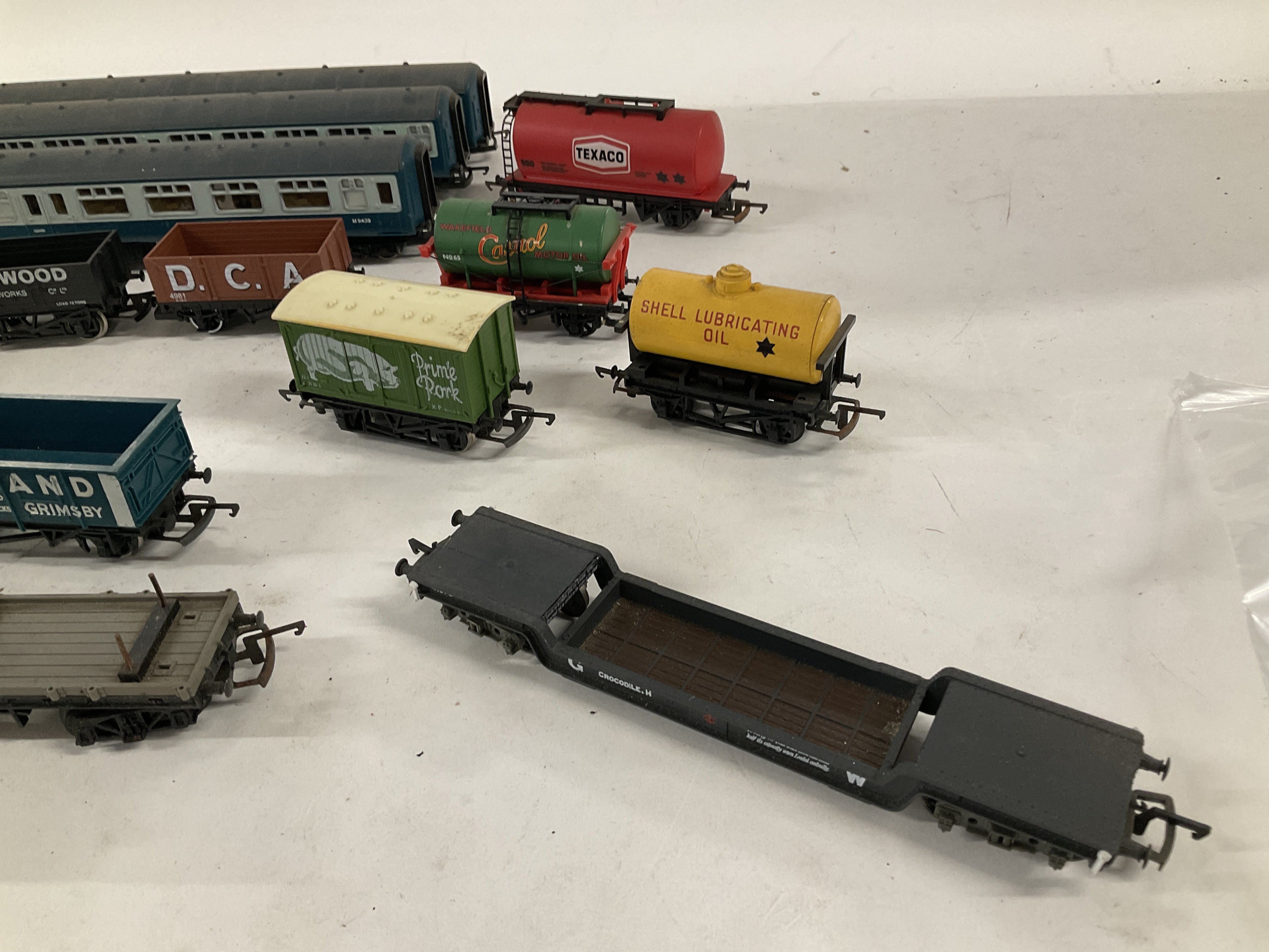 Collection of loose railway wagons and coaches 19 in total 00gauge - Image 2 of 3