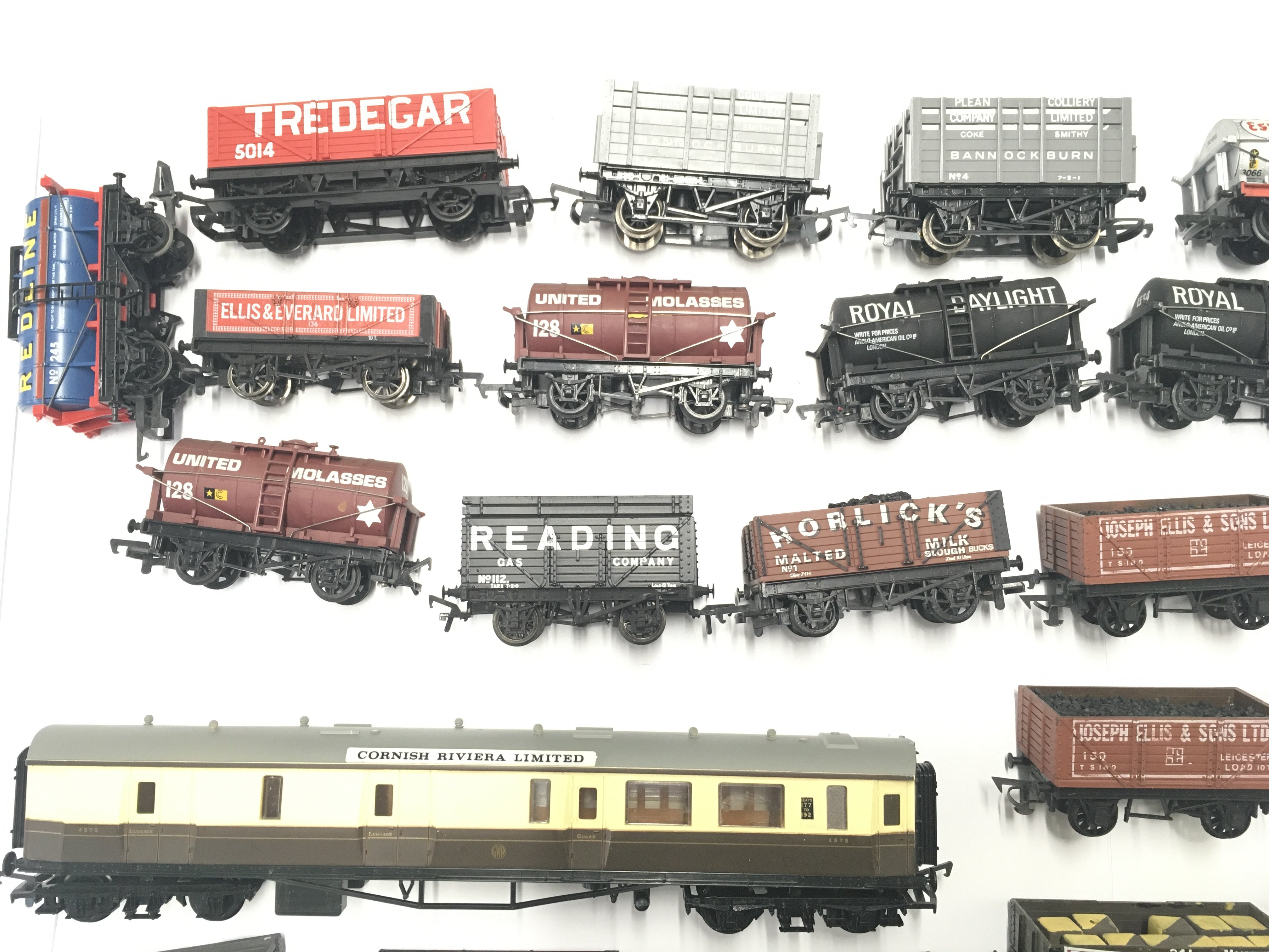 A Box Containing a Collection of mostly 00 Gauge Rolling Stock. - Image 2 of 5