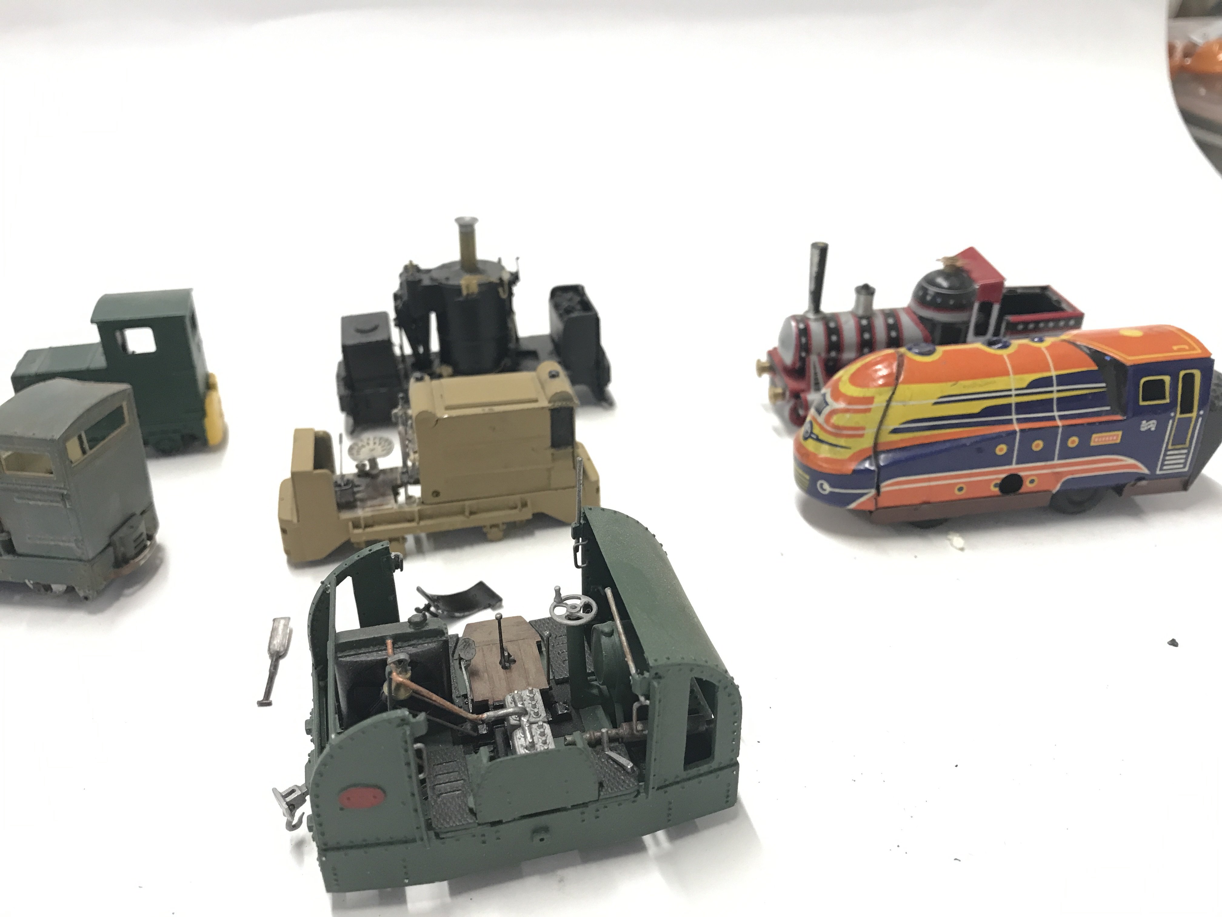 Collection of five loose 00 gauge engines and two tin zz ornaments - Image 2 of 2