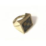 9ct gold onyx and tigers eye chess board design ring. Approx 0.7g