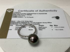 A 9K white gold and Tahitian black Pearl ring inse
