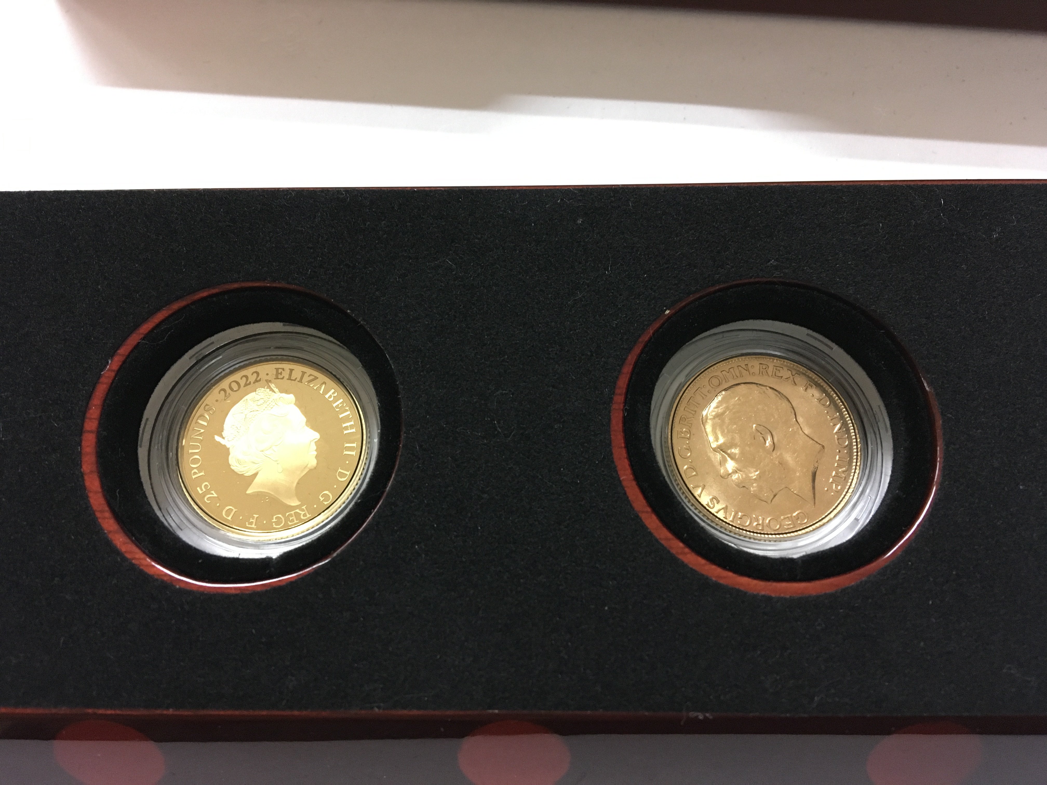Dame Vera Lynn two coin set. Containing 1917 full - Image 4 of 4