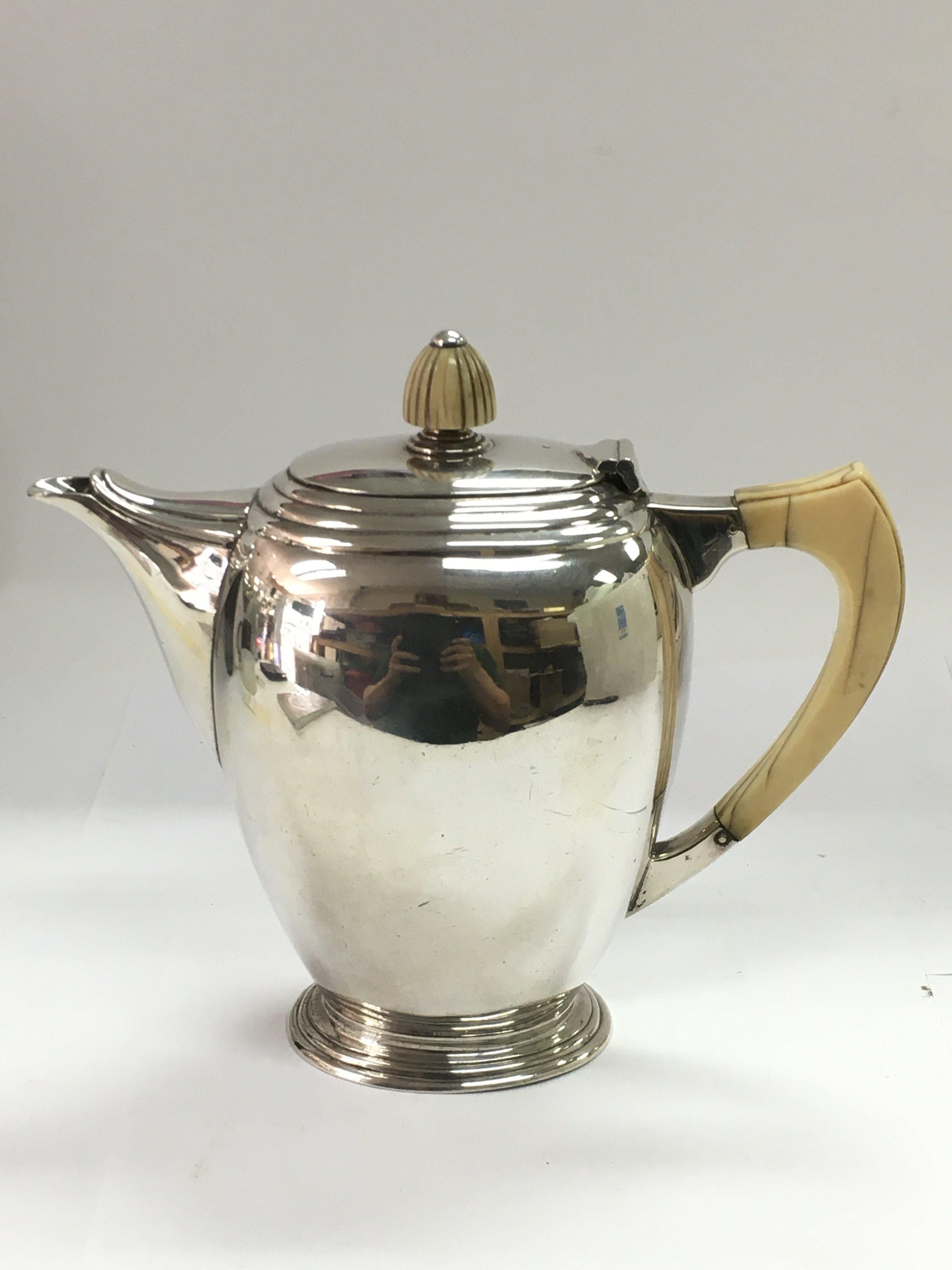 A silver coffee pot, Sheffield 1938. Approx 623g.