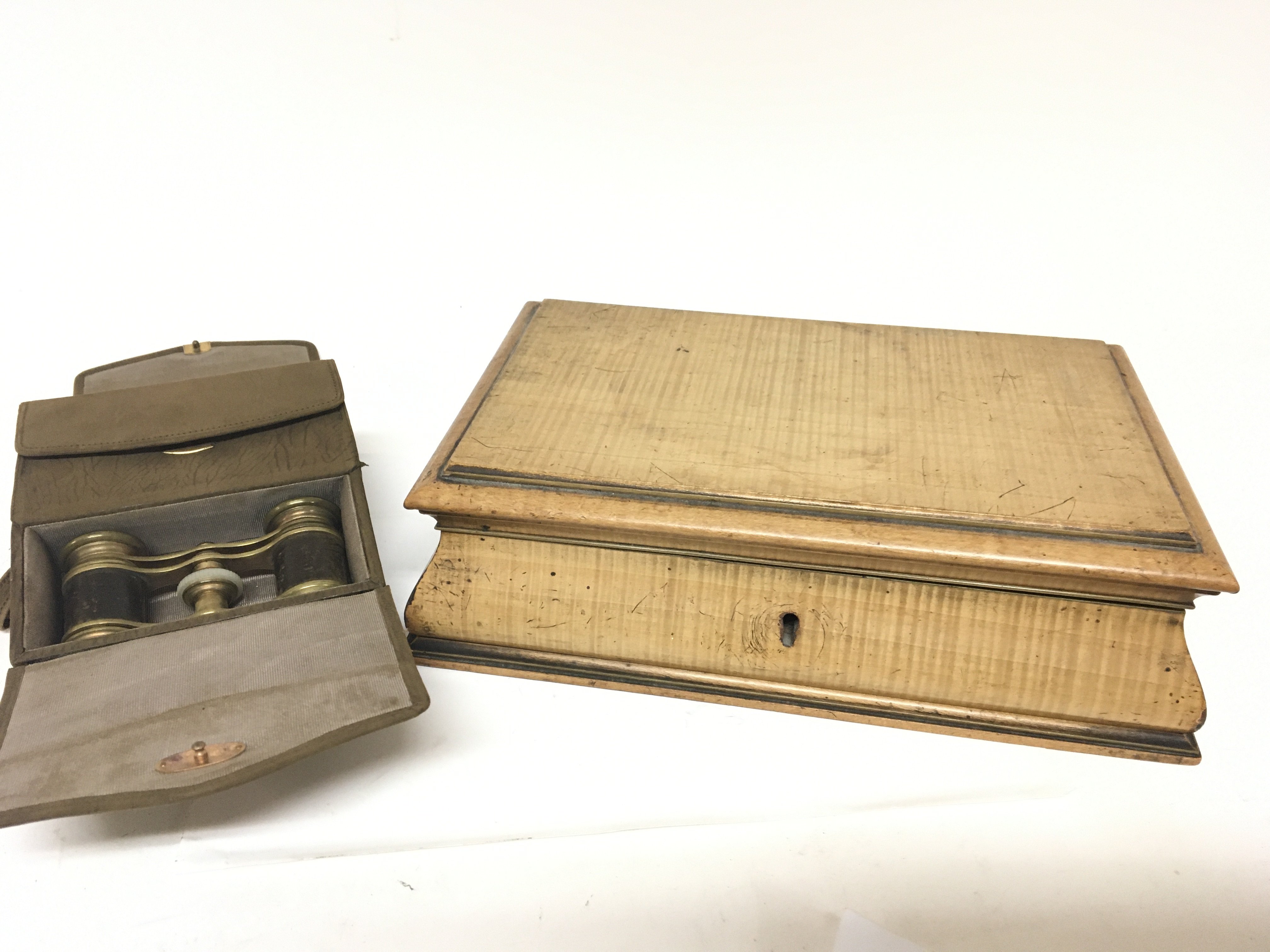 A Vintage ladies bag with an enclosed pair of opera glasses and a satinwood cigar box (2)