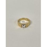 A 7.5gm 18ct Diamond single store ring, Size T.