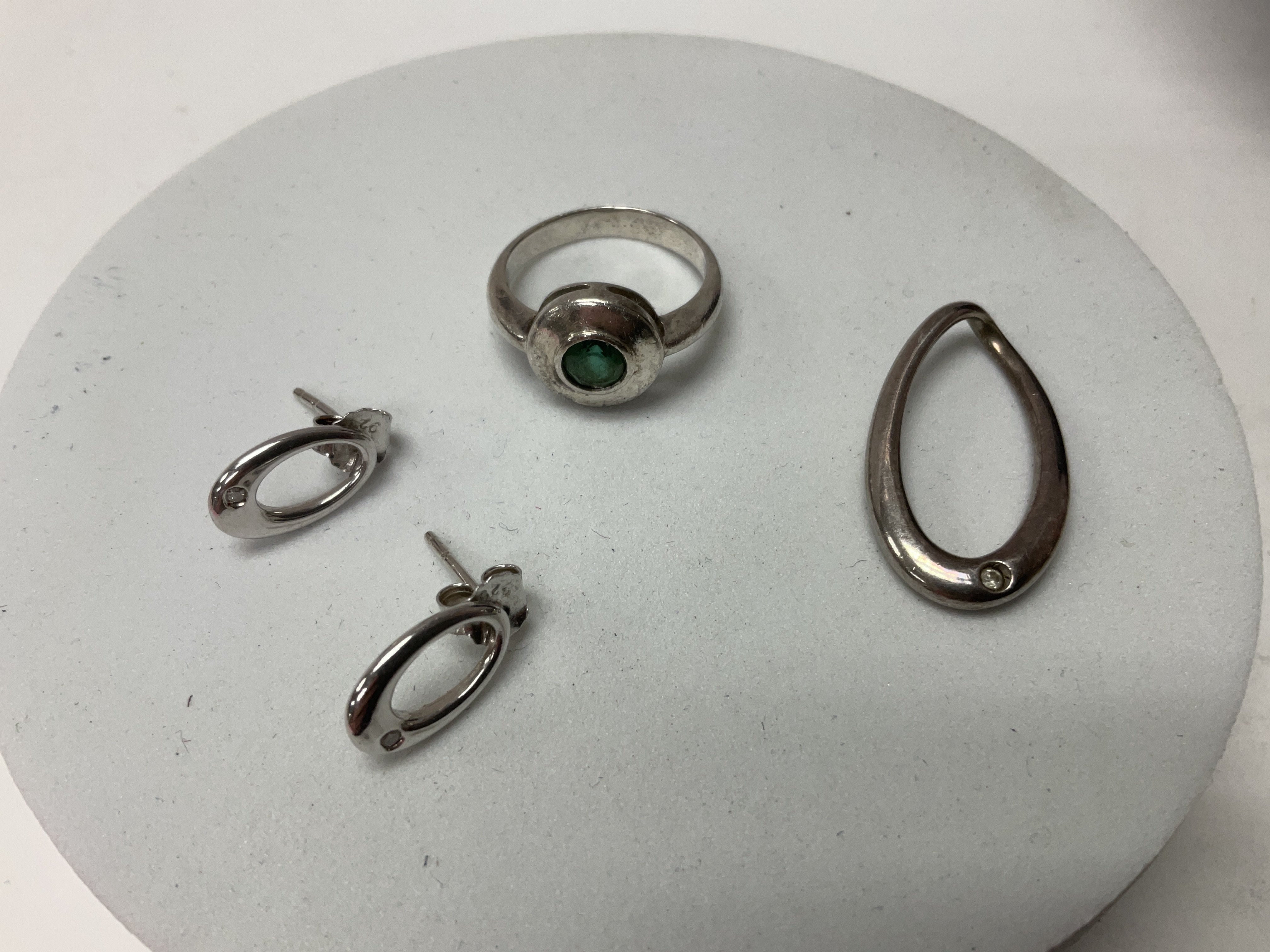 A white metal emerald ring together with silver pe - Image 2 of 2