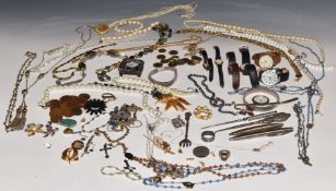 A collection of jewellery including 9ct pendant, sections of 9ct gold (2.7g), Monet brooch, pearl