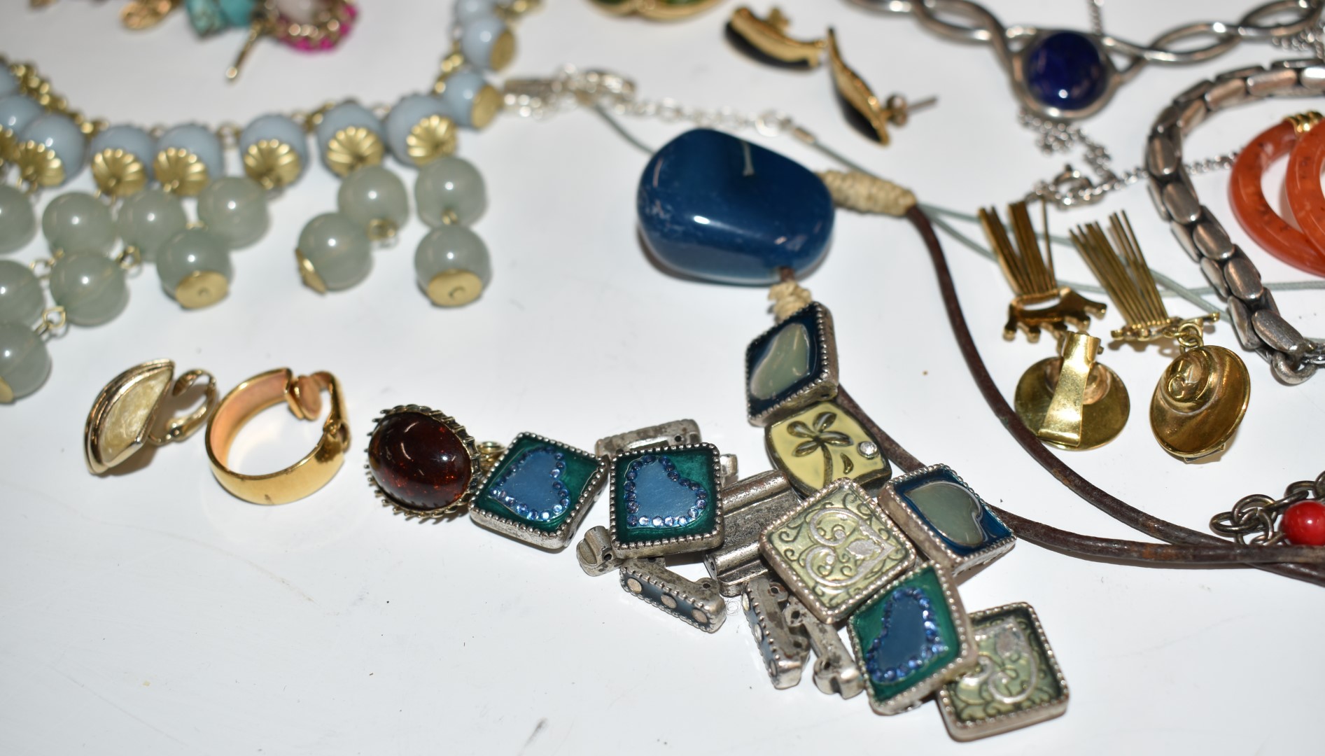 A collection of named costume jewellery including Avon, Napier, Sarah Coventry, Monet, Hollywood, - Image 12 of 19