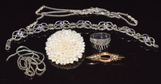 A 9ct gold brooch (1.7g), pearl brooch, silver ring, silver bracelet set with quartz, etc