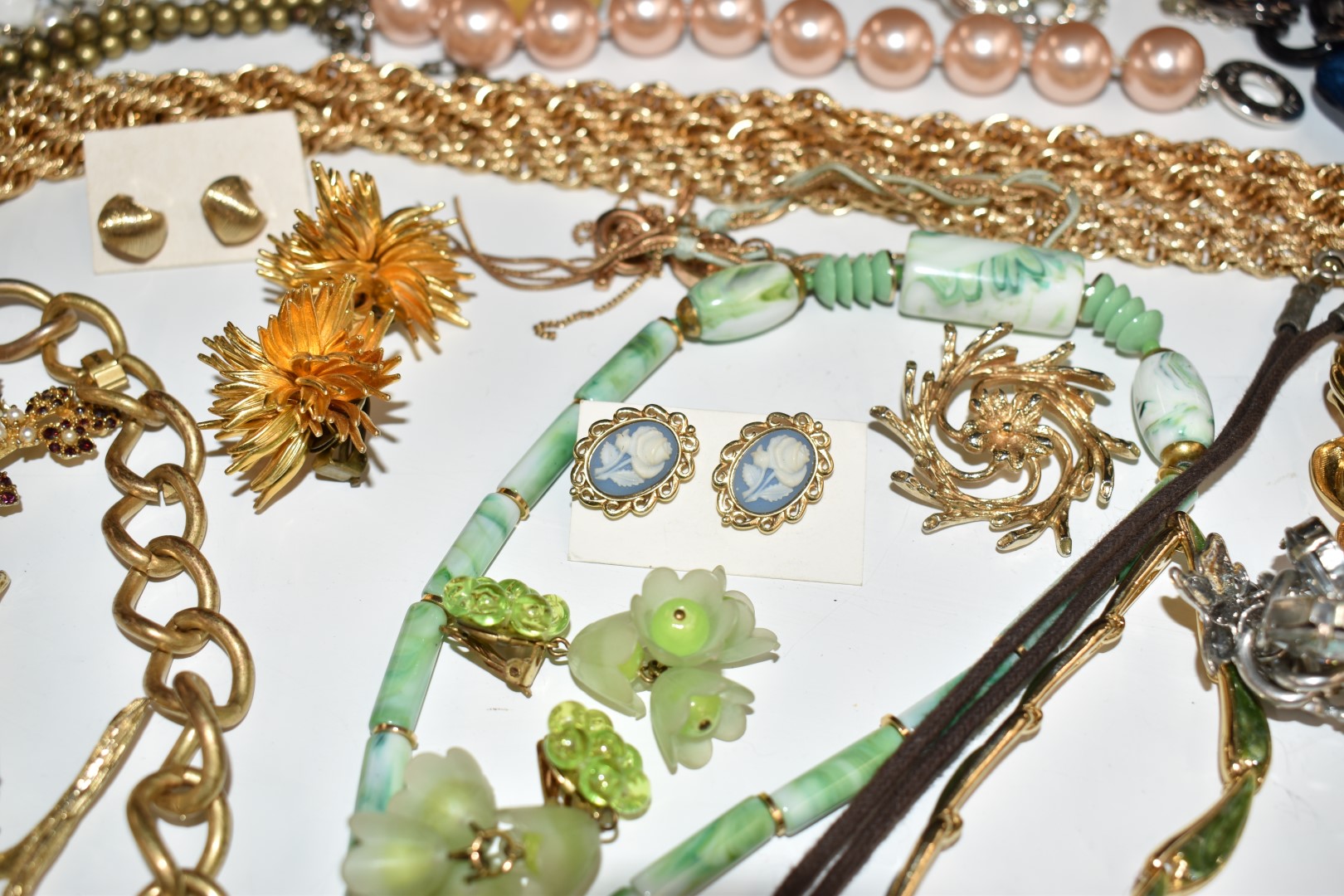 A collection of named costume jewellery including Avon, Napier, Sarah Coventry, Monet, Hollywood, - Image 19 of 19