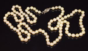 A single strand of cultured pearls with 9ct gold clasp, 80cm long
