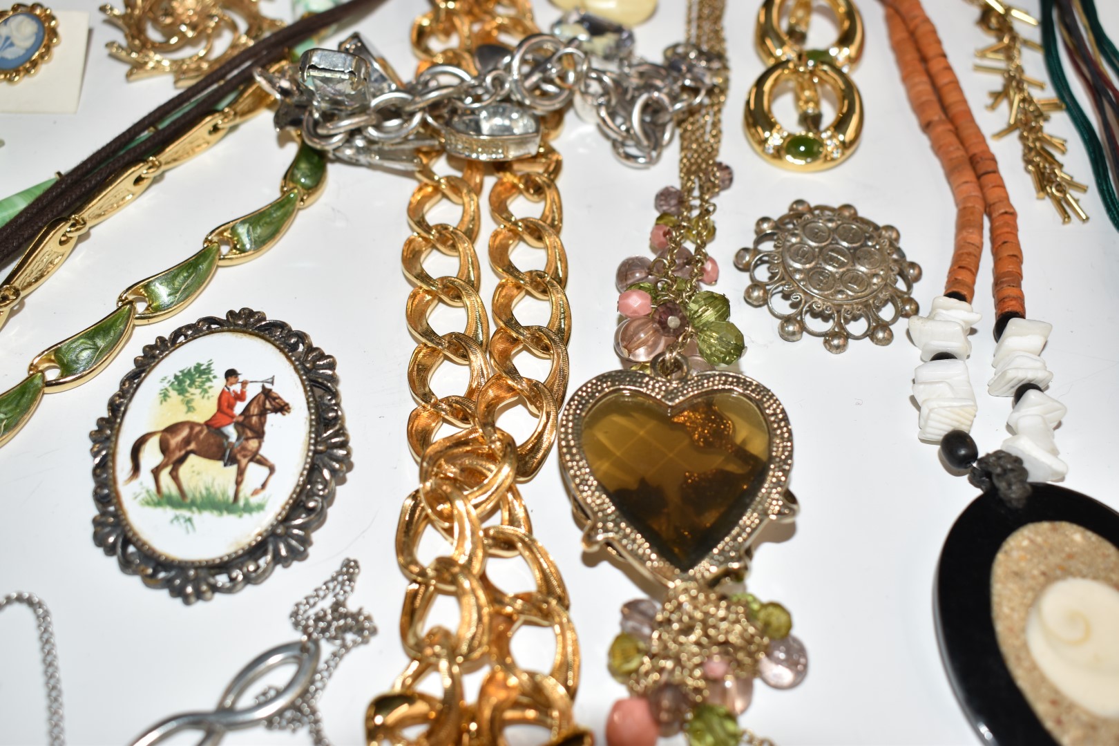 A collection of named costume jewellery including Avon, Napier, Sarah Coventry, Monet, Hollywood, - Image 14 of 19