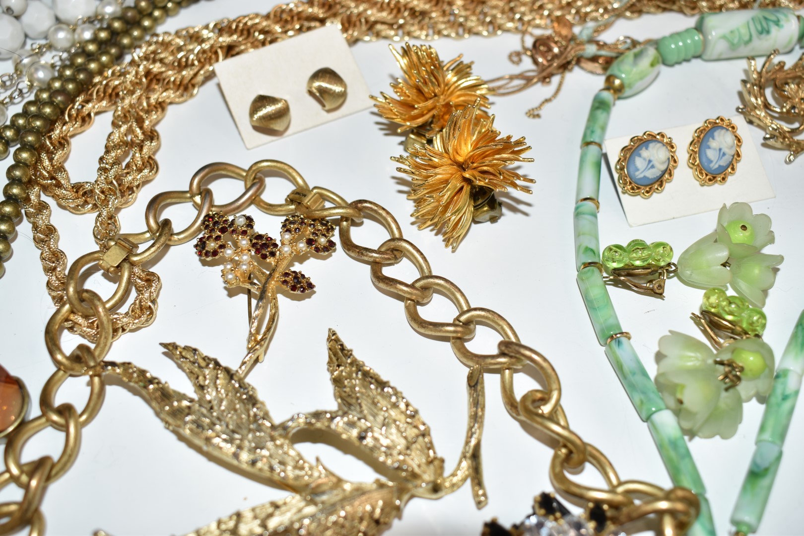 A collection of named costume jewellery including Avon, Napier, Sarah Coventry, Monet, Hollywood, - Image 15 of 19