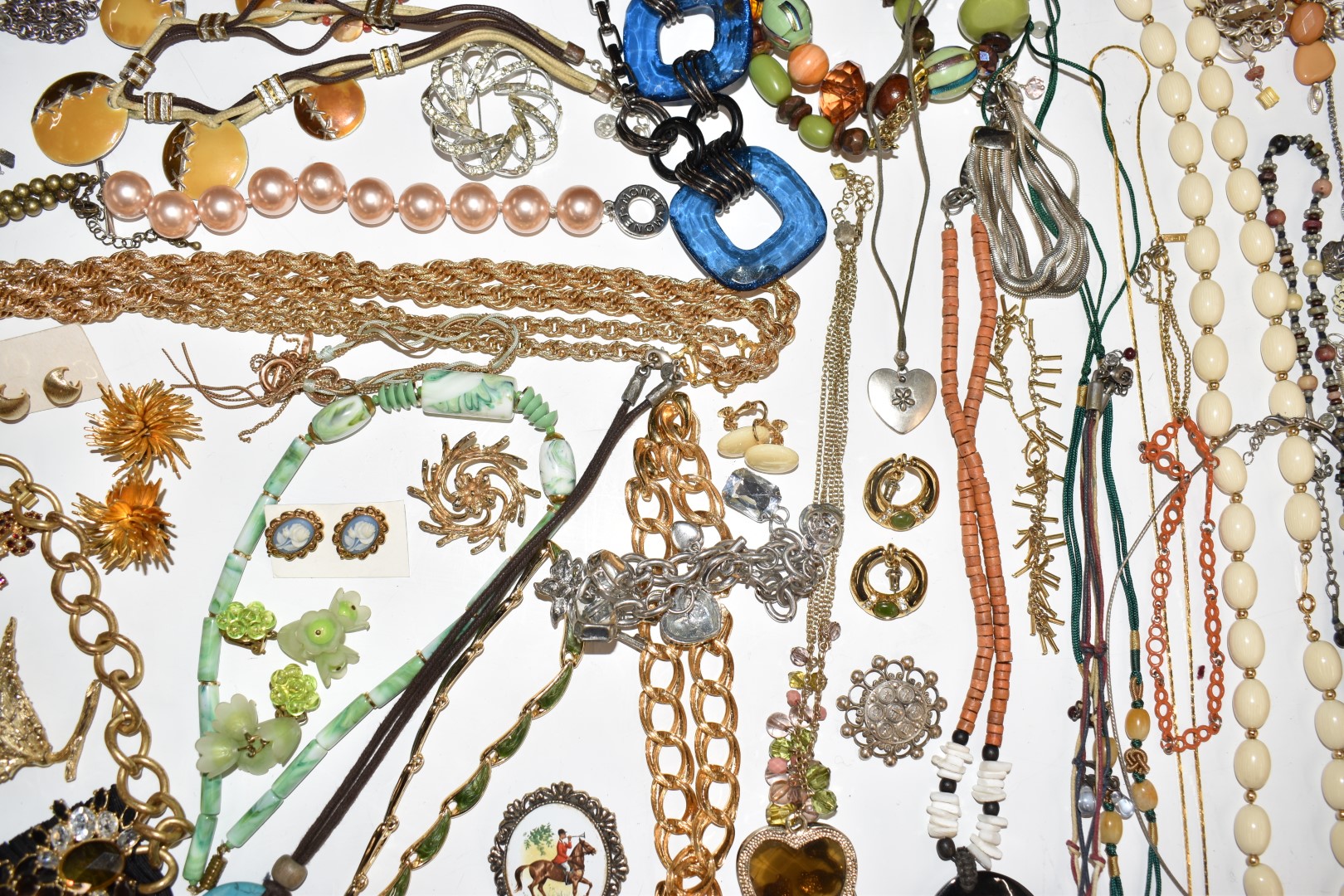 A collection of named costume jewellery including Avon, Napier, Sarah Coventry, Monet, Hollywood, - Image 7 of 19