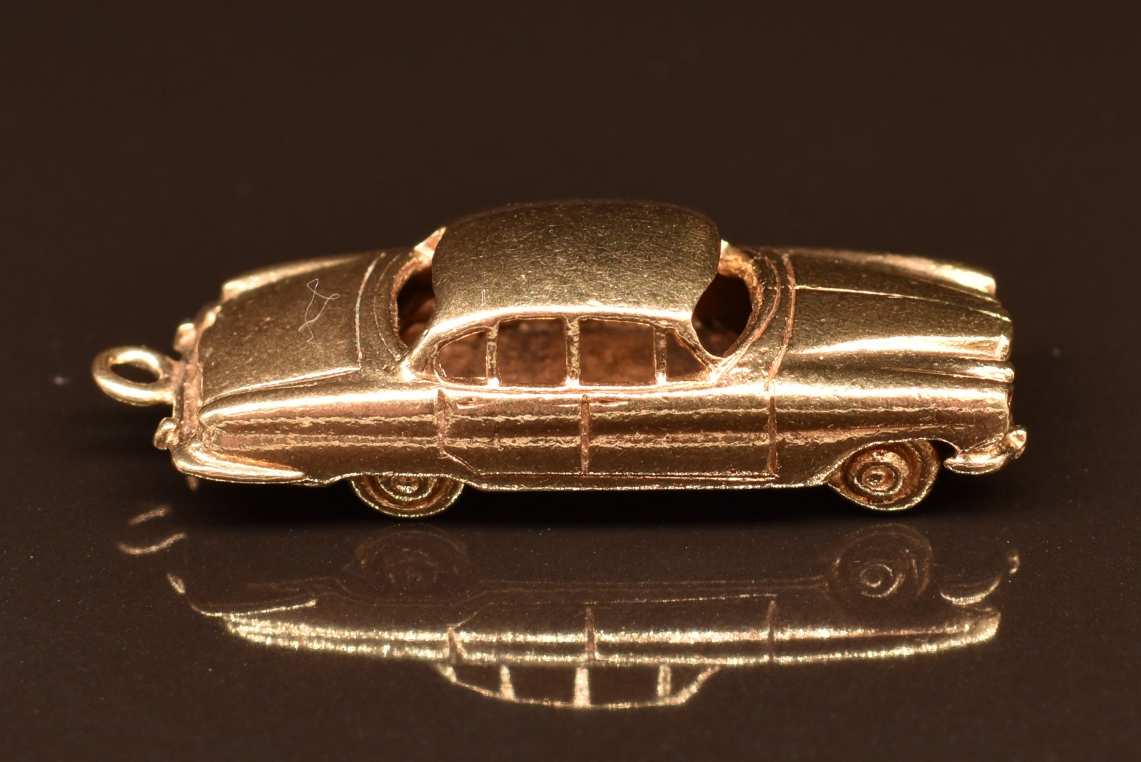 A 9ct gold charm/ pendant in the form of a Jaguar Mark 10, 7.4g