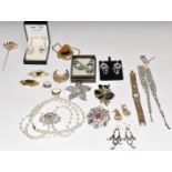 A collection of jewellery including Exquisite brooch, filigree earrings, silver ring, diamanté