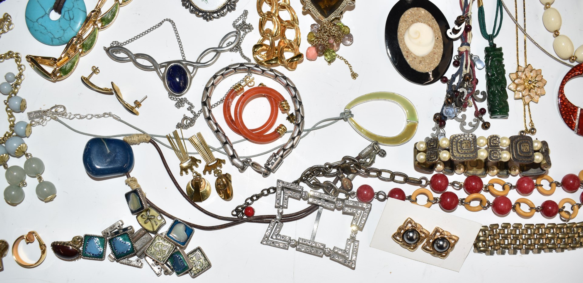 A collection of named costume jewellery including Avon, Napier, Sarah Coventry, Monet, Hollywood, - Image 8 of 19