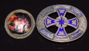 Victorian silver brooch with engraved floral and scrolling decoration set with blue enamel (4.9 x