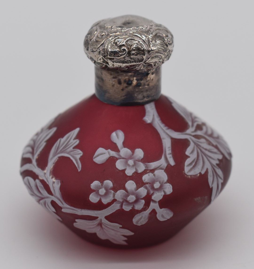 Thomas Webb or similar cameo glass scent bottle with decoration of flowers and foliage over a red