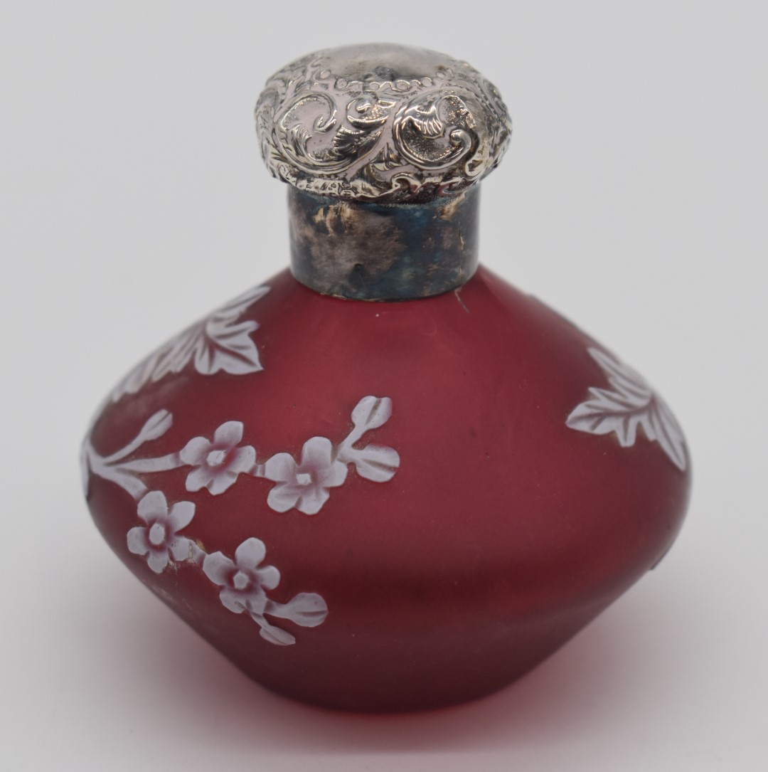 Thomas Webb or similar cameo glass scent bottle with decoration of flowers and foliage over a red - Image 2 of 4