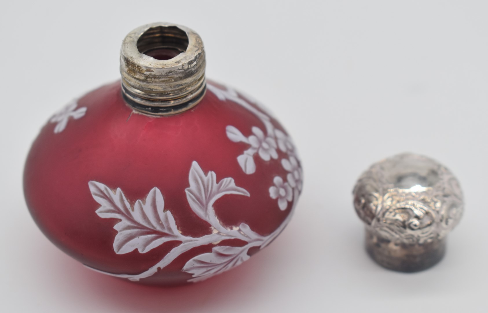 Thomas Webb or similar cameo glass scent bottle with decoration of flowers and foliage over a red - Image 4 of 4