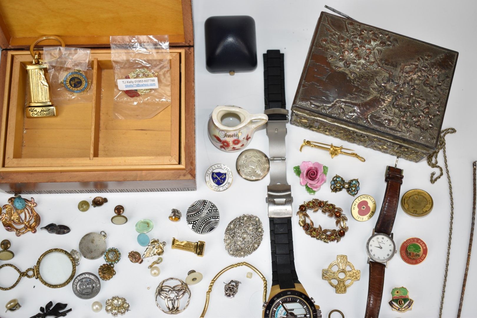 A collection of costume jewellery including vintage brooches, silver St Christopher, vintage watch - Image 10 of 11